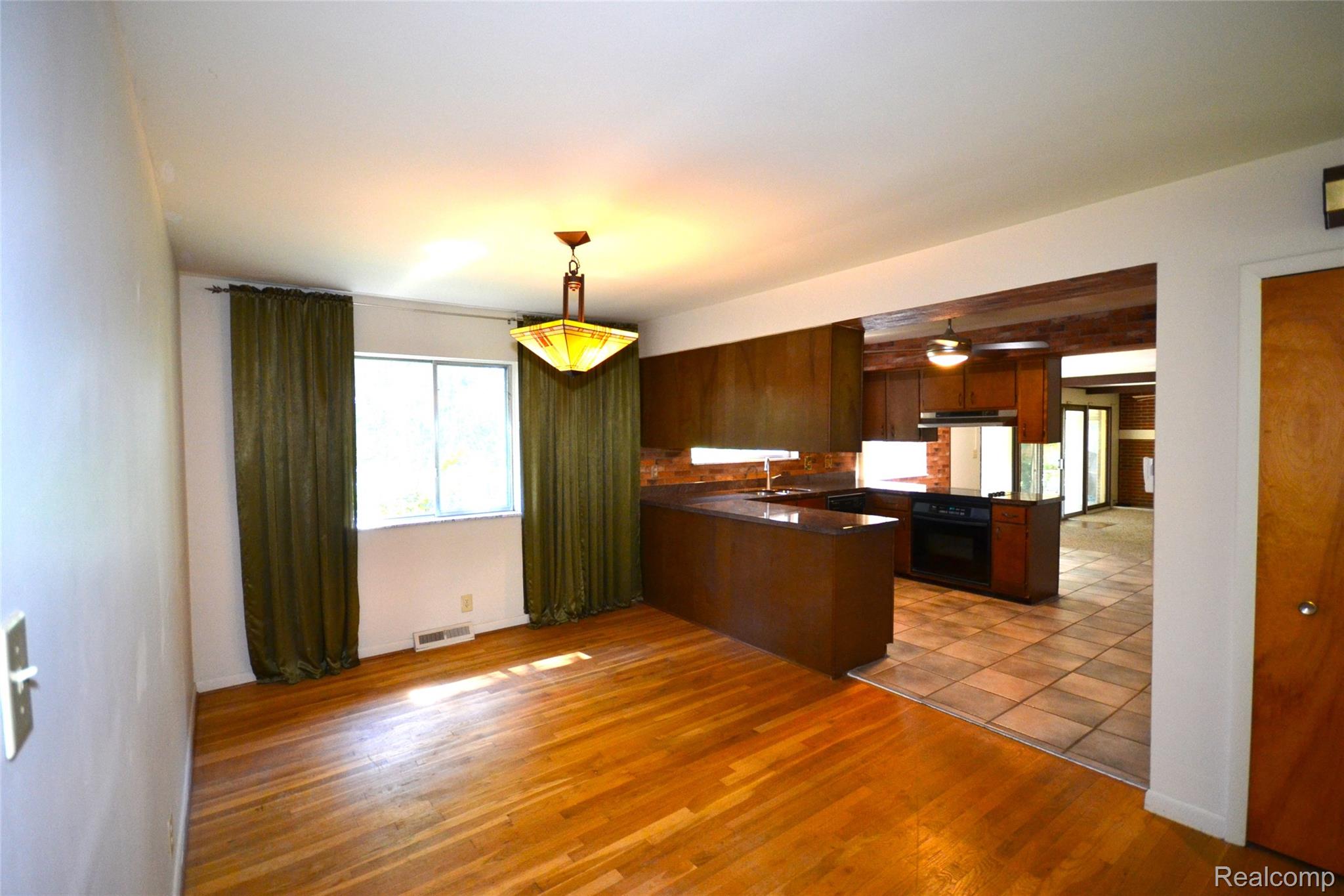 Bloomfield Hills City, Michigan 48302, United States, 3 Bedrooms Bedrooms, ,2 BathroomsBathrooms,Residential,Active,220168