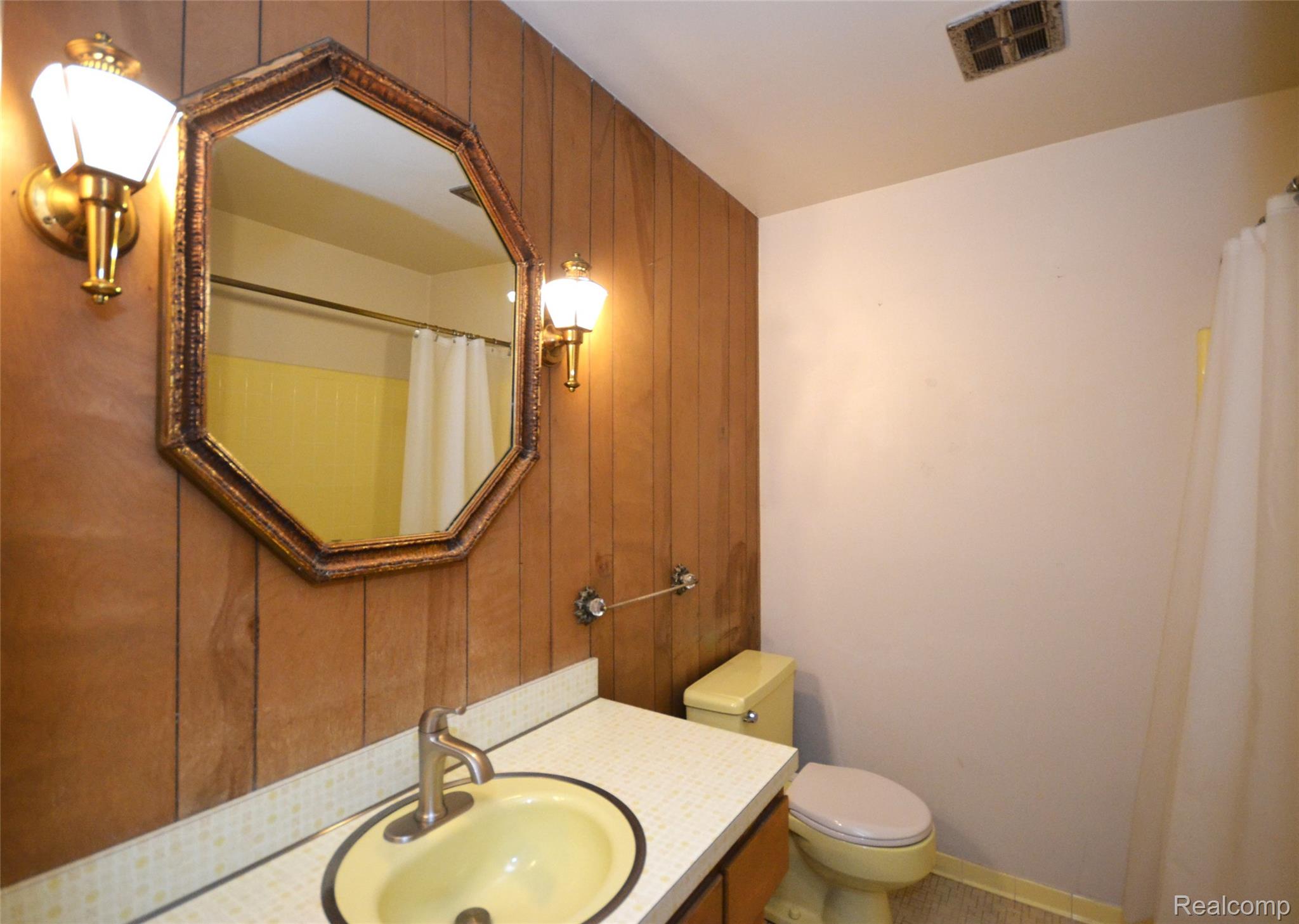 Bloomfield Hills City, Michigan 48302, United States, 3 Bedrooms Bedrooms, ,2 BathroomsBathrooms,Residential,Active,220168