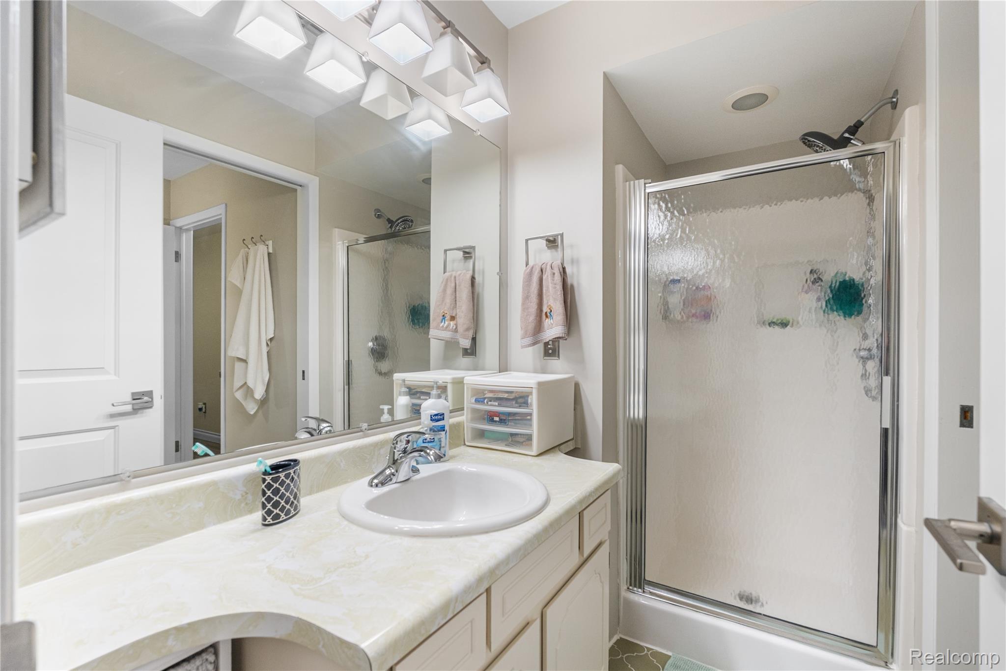 Rochester Hills, Michigan 48307, United States, 3 Bedrooms Bedrooms, ,2 BathroomsBathrooms,Residential,Active,256642