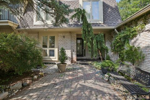 1339 KNOLLCREST Circle Bloomfield Charter Township MI 48304