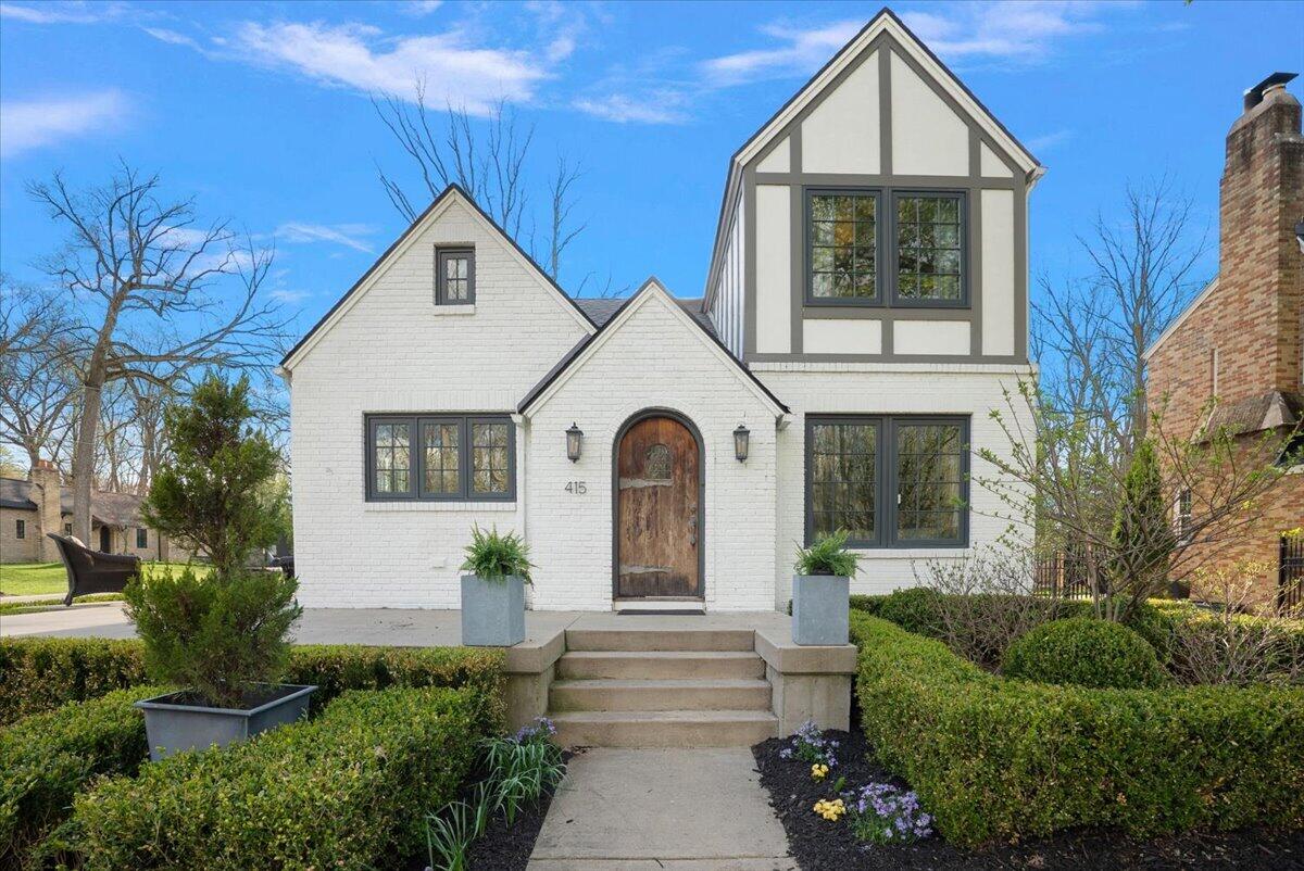 415 Lakeside Drive SE