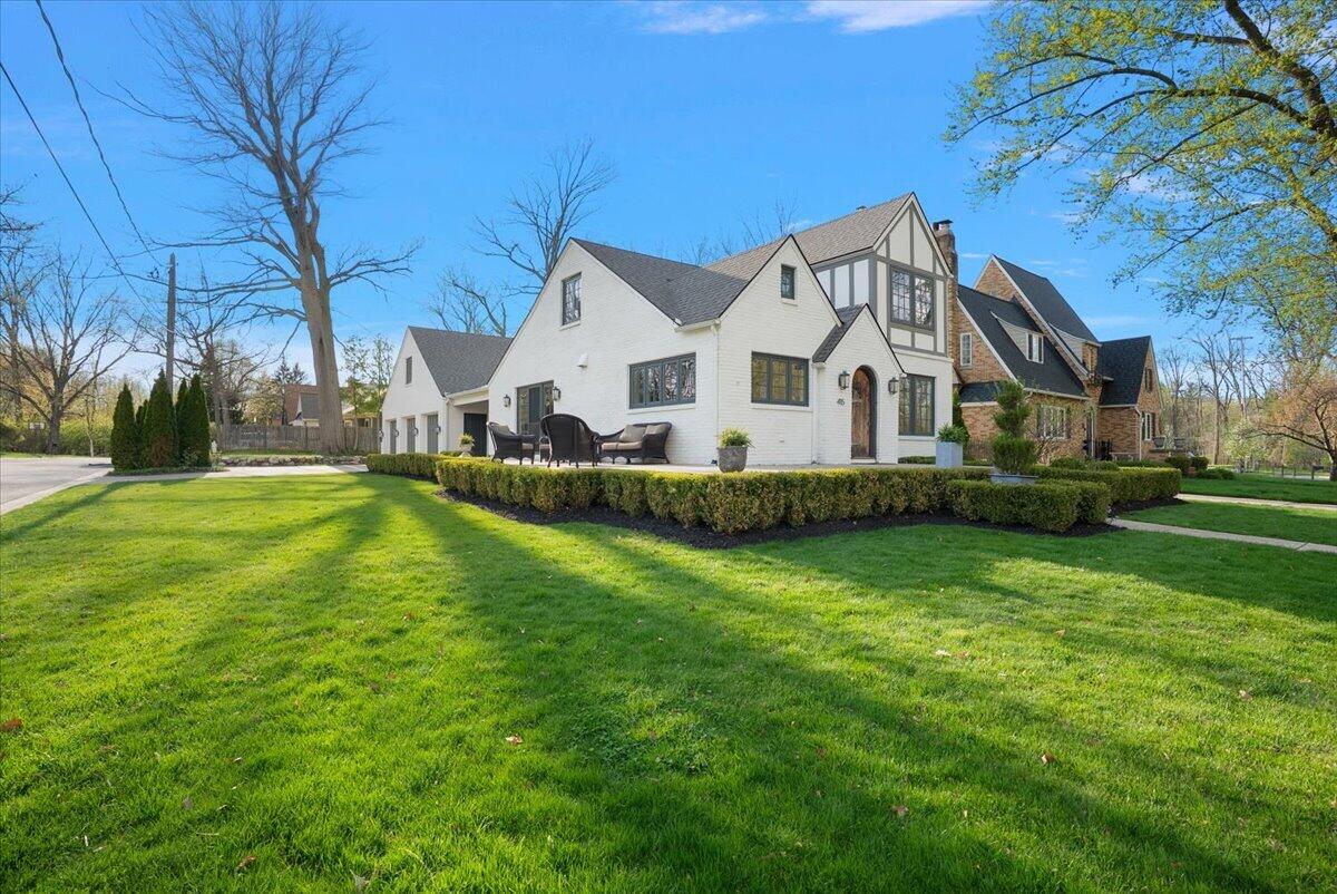 415 Lakeside Drive SE