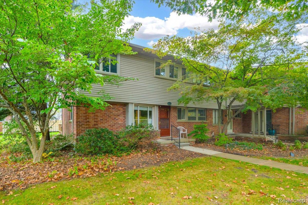 1076 Stratford Lane