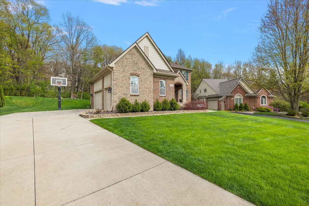 5633 GOLF POINTE Drive