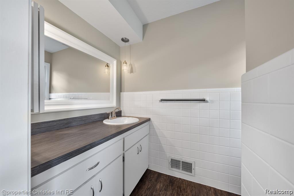 Rochester Hills, Michigan 48309, United States, 3 Bedrooms Bedrooms, ,3 BathroomsBathrooms,Residential,Active,246320