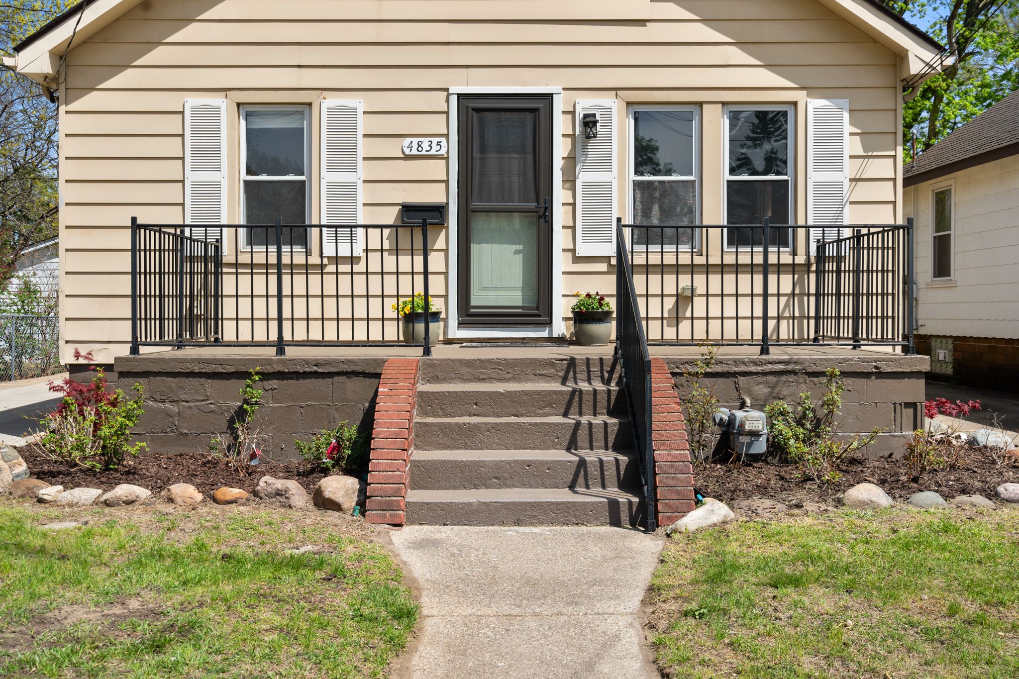 4835 WOODWARD Street