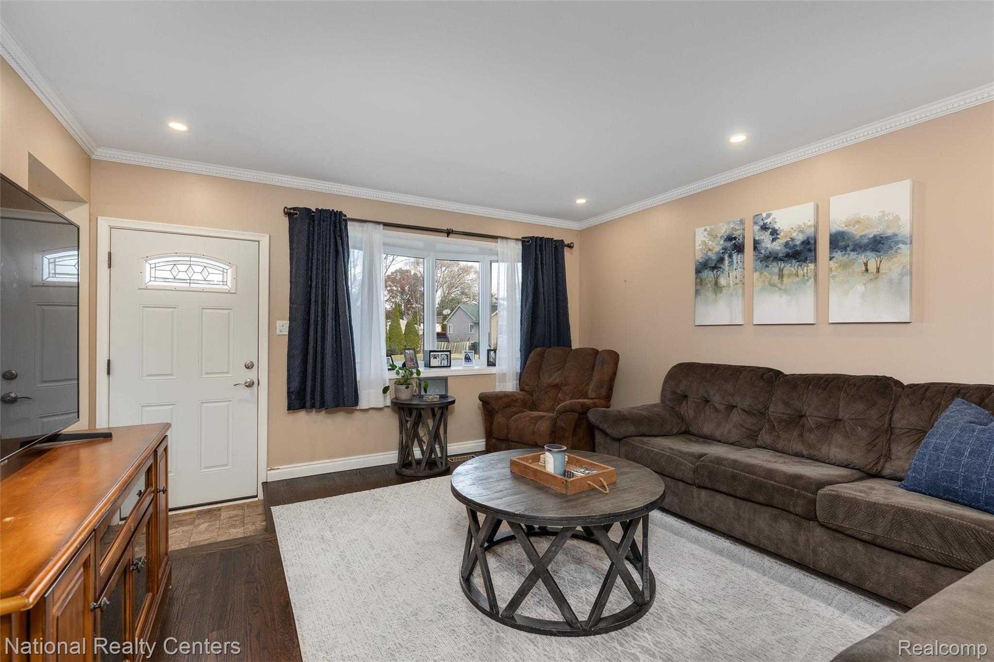 22300 Grove Pointe Street