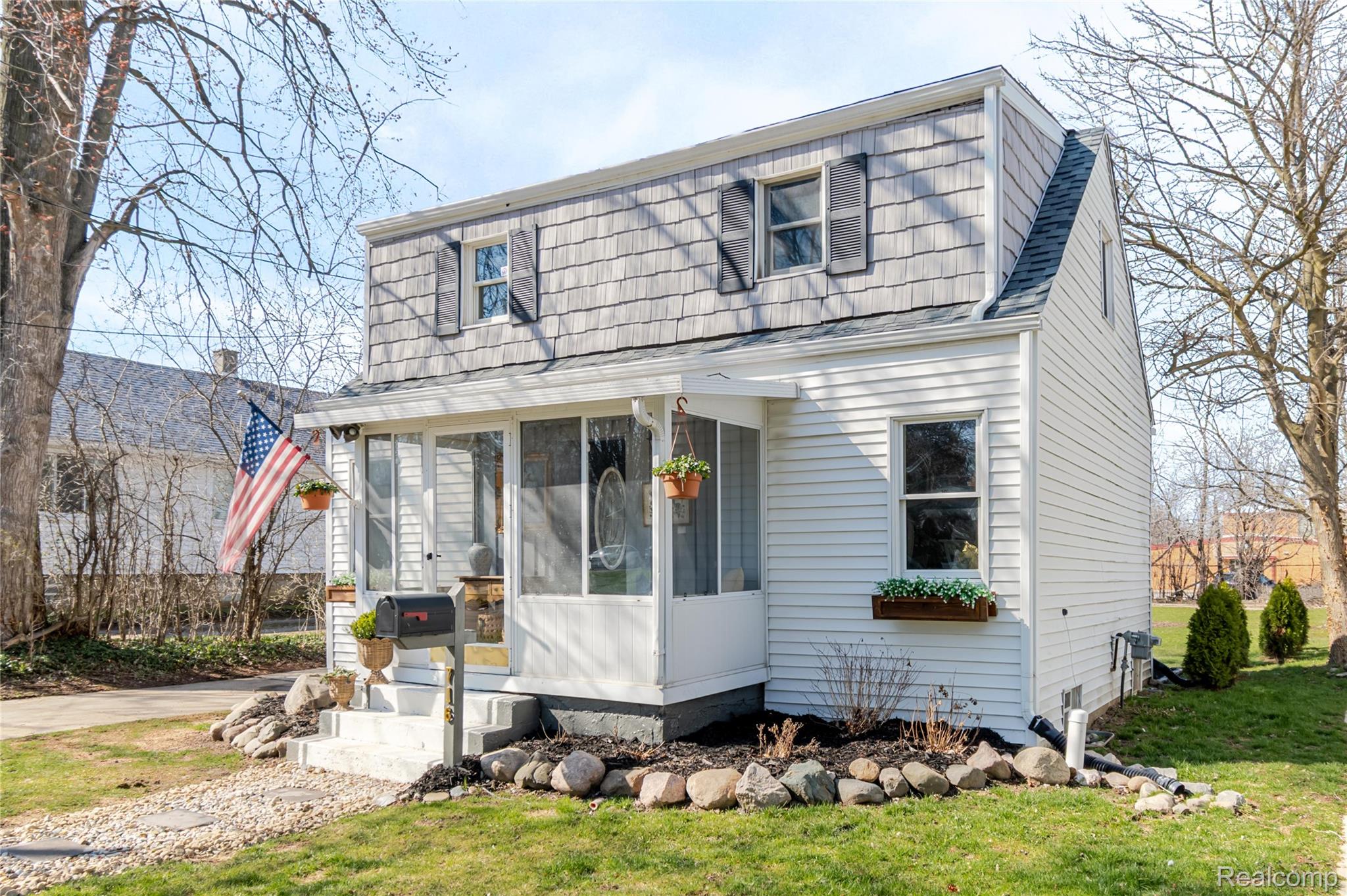 716 W 2nd Street