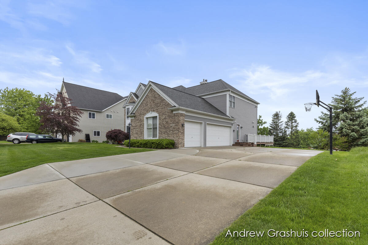 7326 Royal Ridge SE
