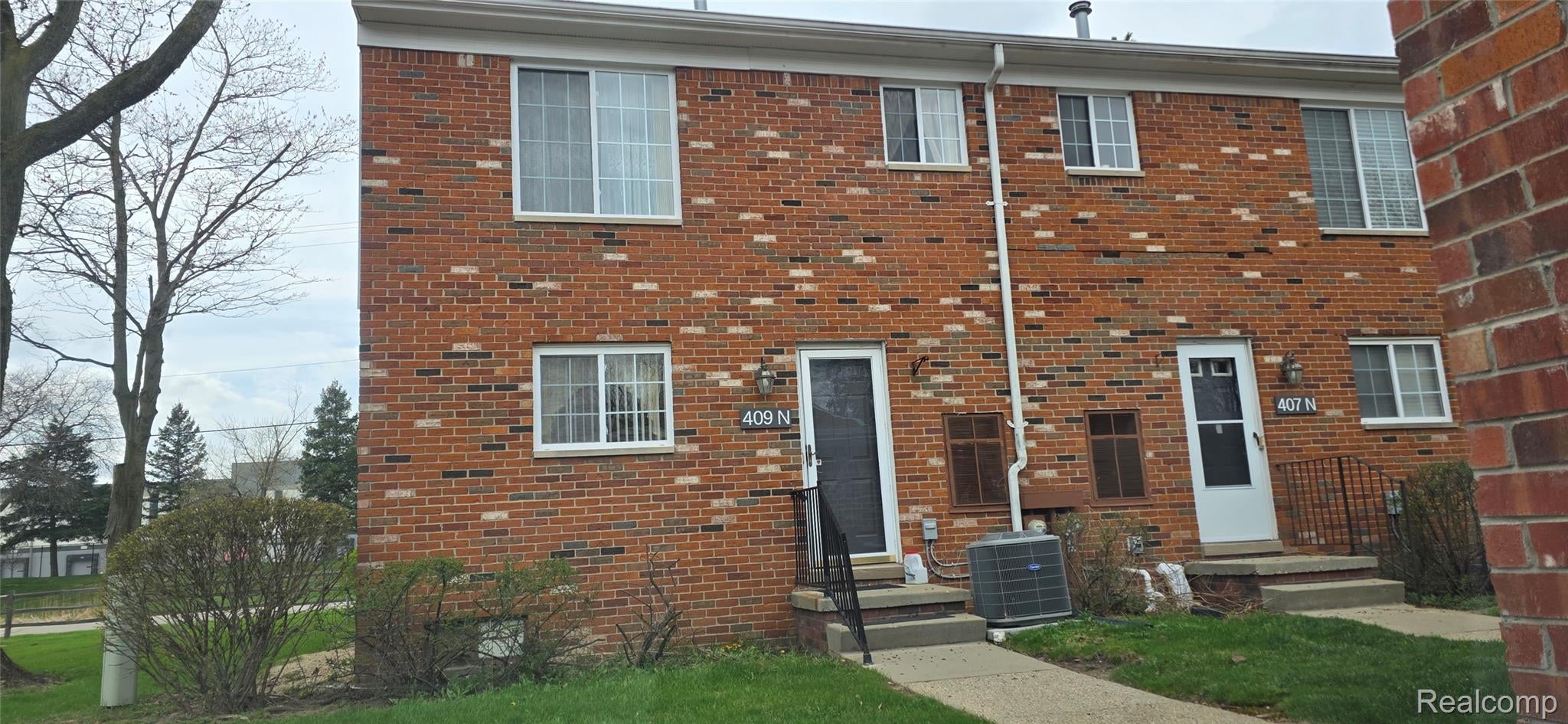 409 Fox Hills Drive N