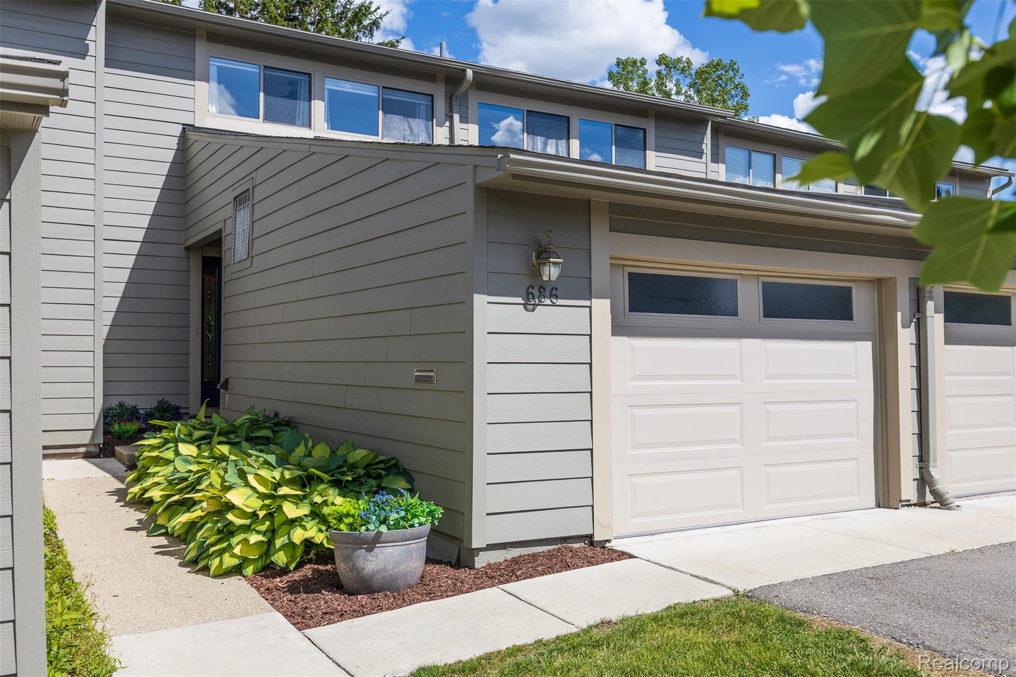 686 Peninsula Court