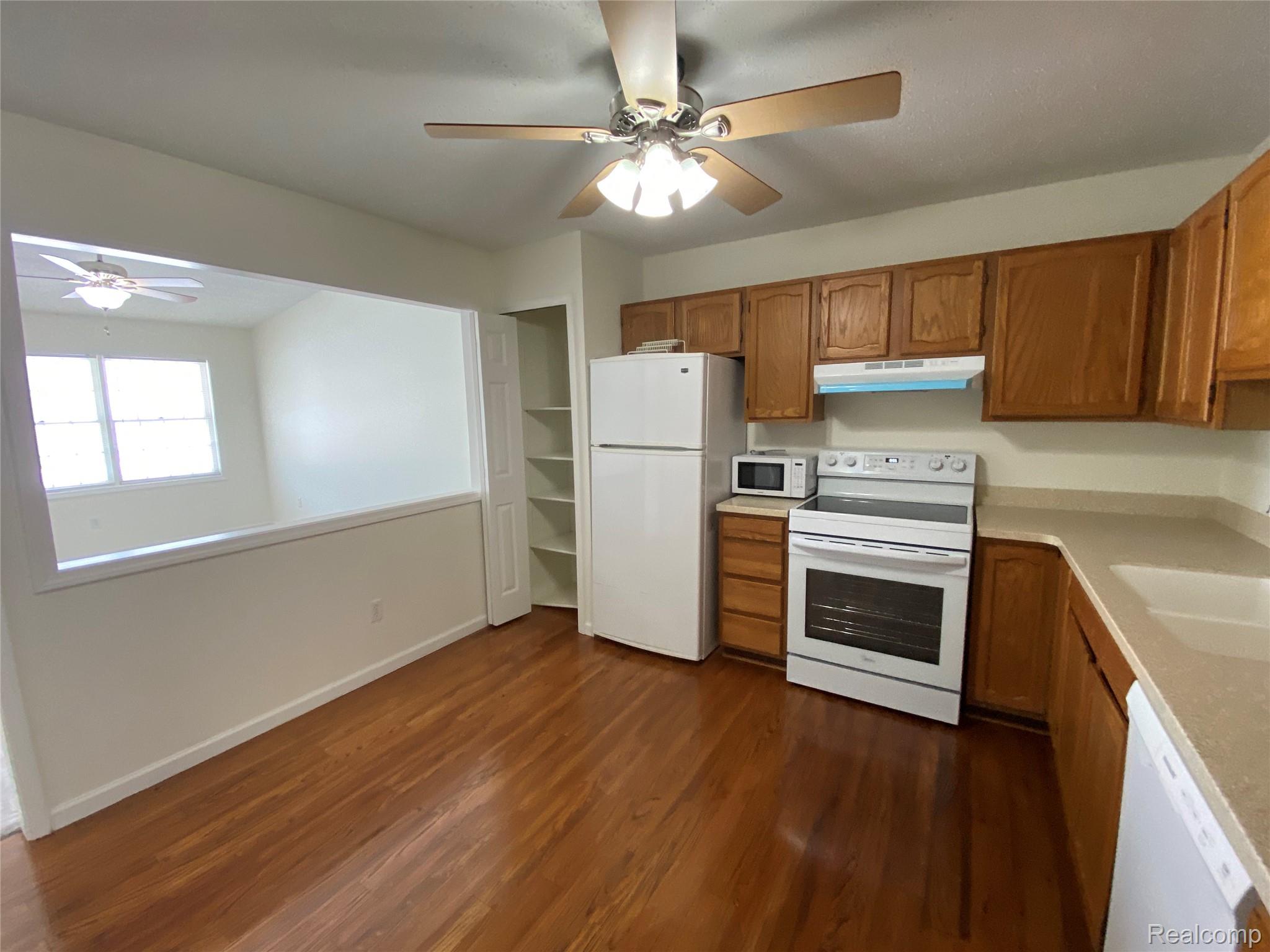 596 Yorkshire Sq. Square 23