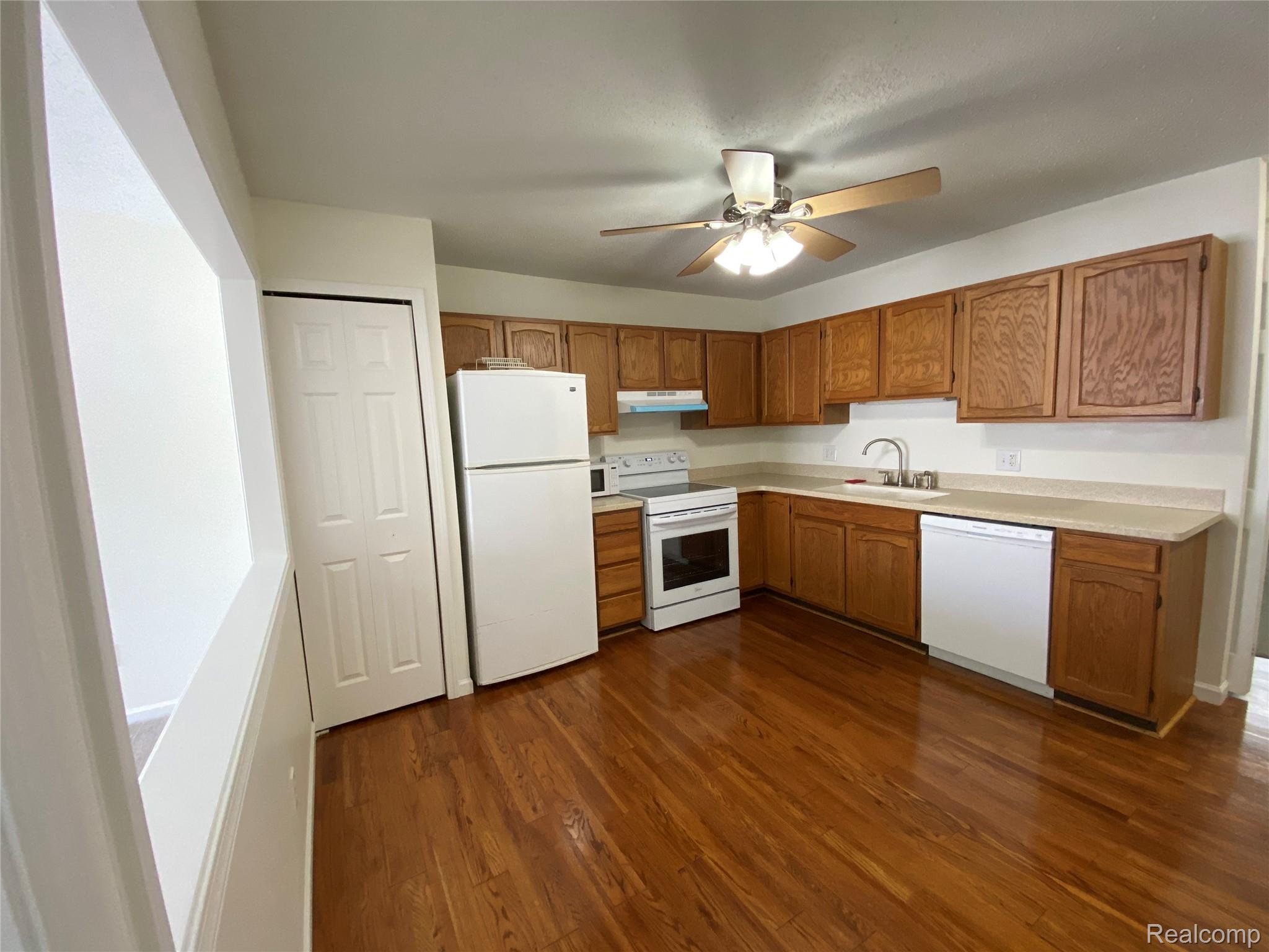 596 Yorkshire Sq. Square 23