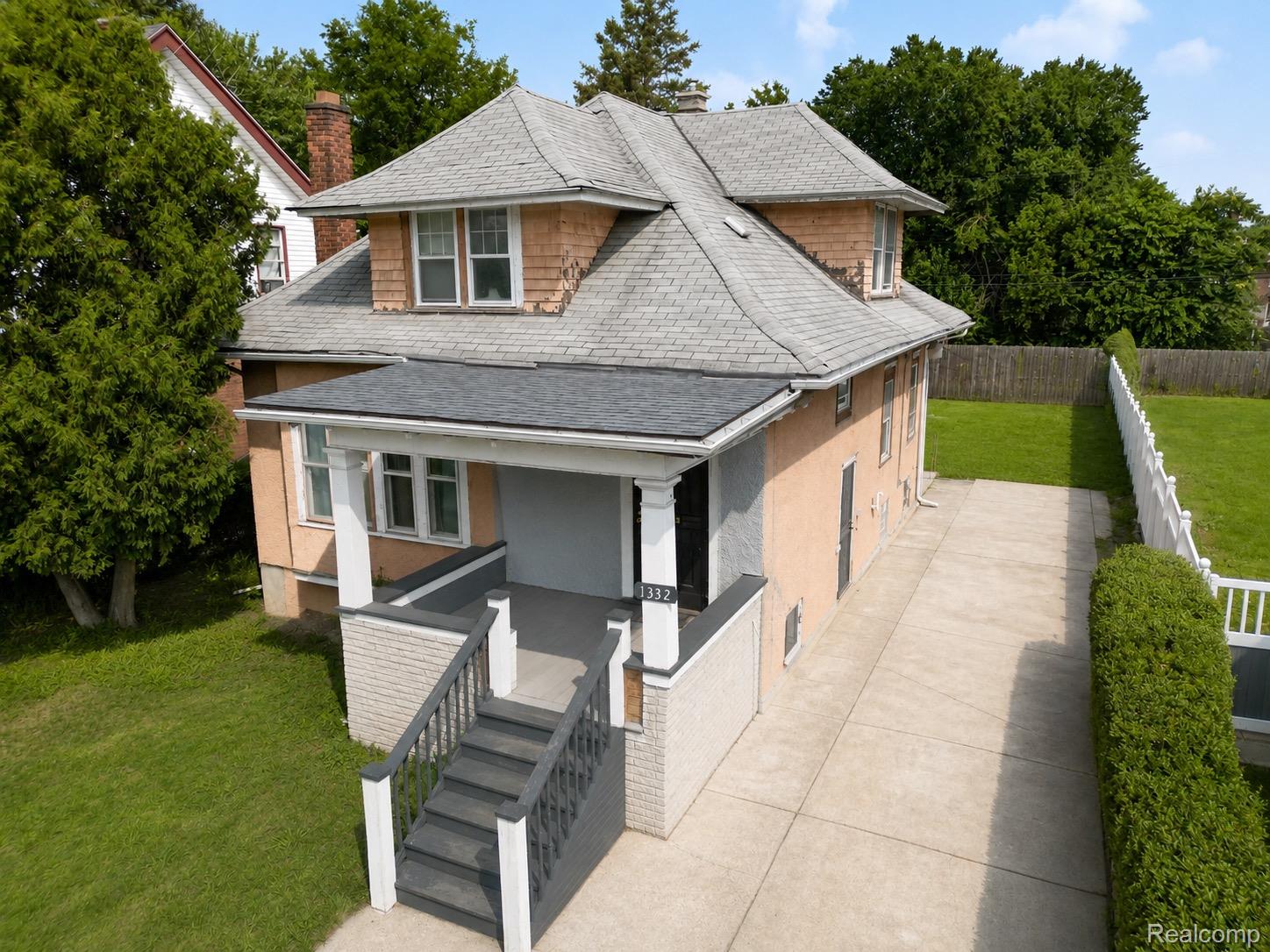 1332 Seward Street