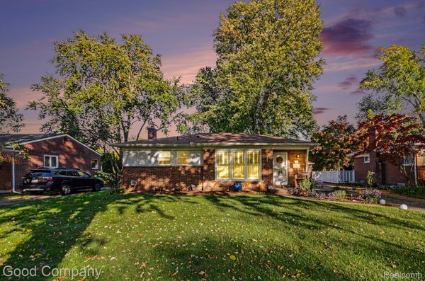 22766 FREDERICK AVE, FARMINGTON, MI 48336 - Image 8060bb5094c4e3e7ec9cd180b62df36f/3393827961