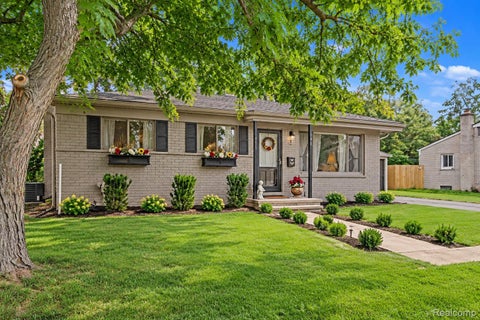 Tiny photo for 6063 Graper Drive, Waterford Charter Township, MI 48329 (MLS # 20261083107)
