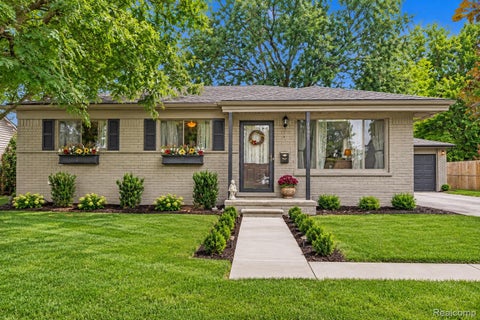 Photo of 6063 Graper Drive, Waterford Charter Township, MI 48329 (MLS # 20261083107)