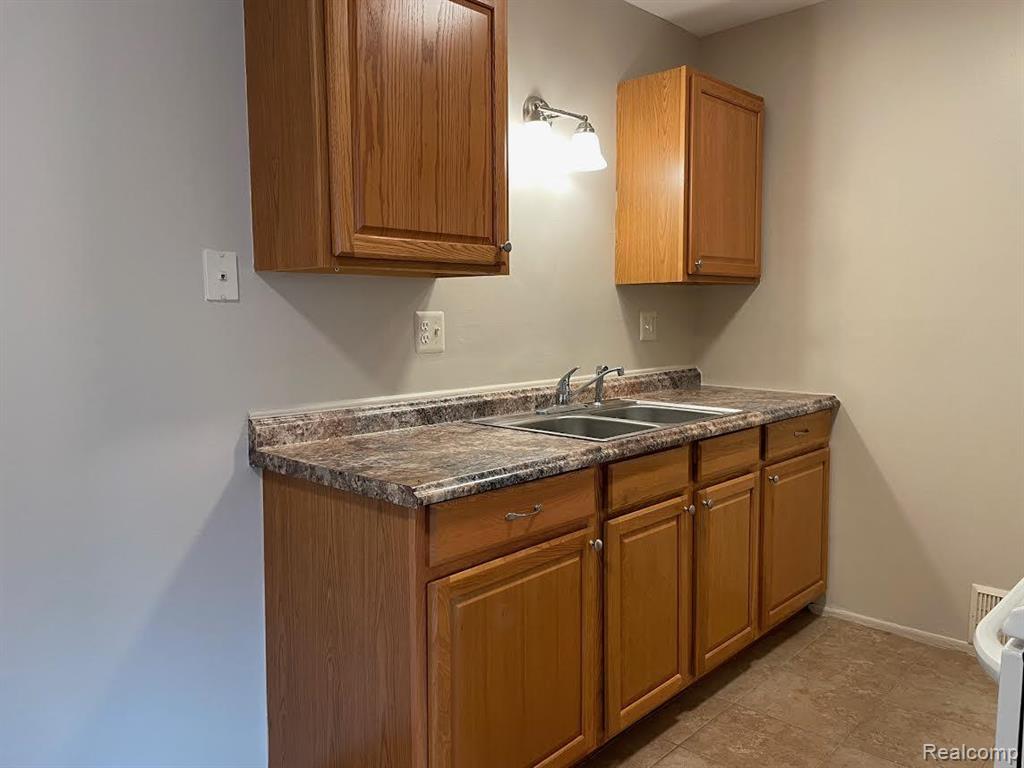 885 E SUMMIT Street 19