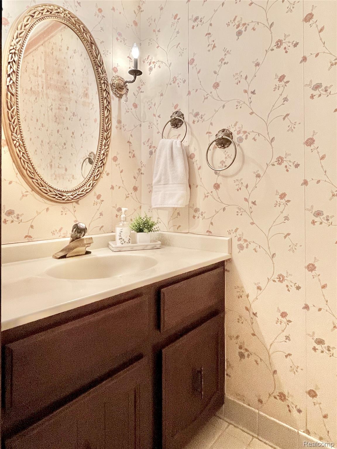 Oakland Charter Township, Michigan 48306, United States, 5 Bedrooms Bedrooms, ,3 BathroomsBathrooms,Residential,Active,226169