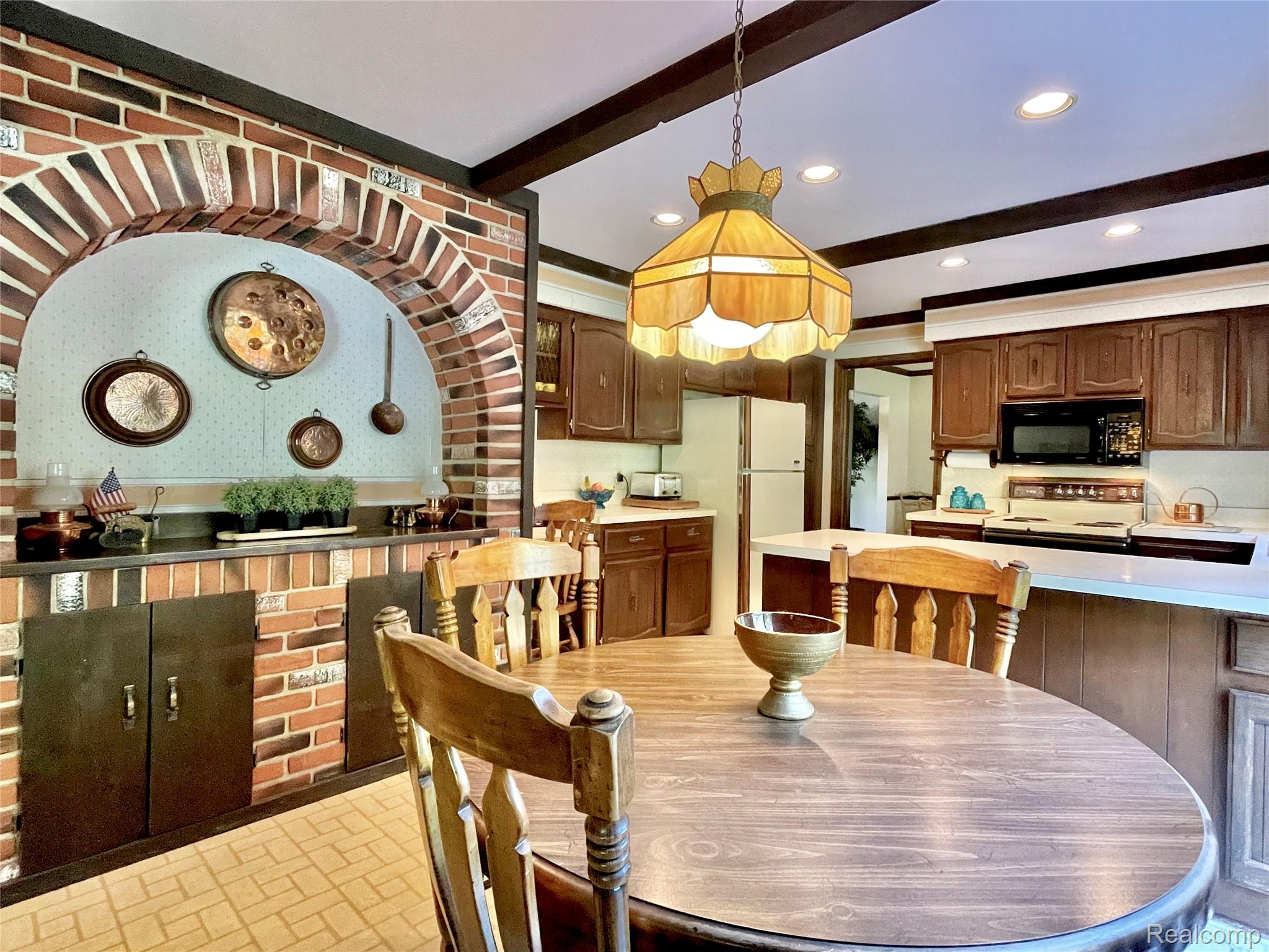 Oakland Charter Township, Michigan 48306, United States, 5 Bedrooms Bedrooms, ,3 BathroomsBathrooms,Residential,Active,226169