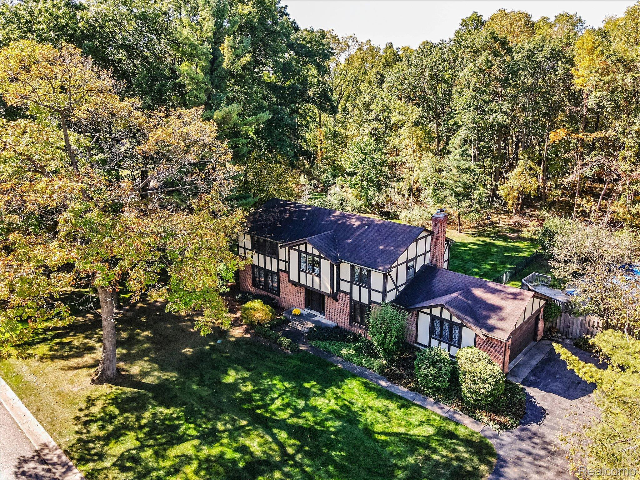 Oakland Charter Township, Michigan 48306, United States, 5 Bedrooms Bedrooms, ,3 BathroomsBathrooms,Residential,Active,226169