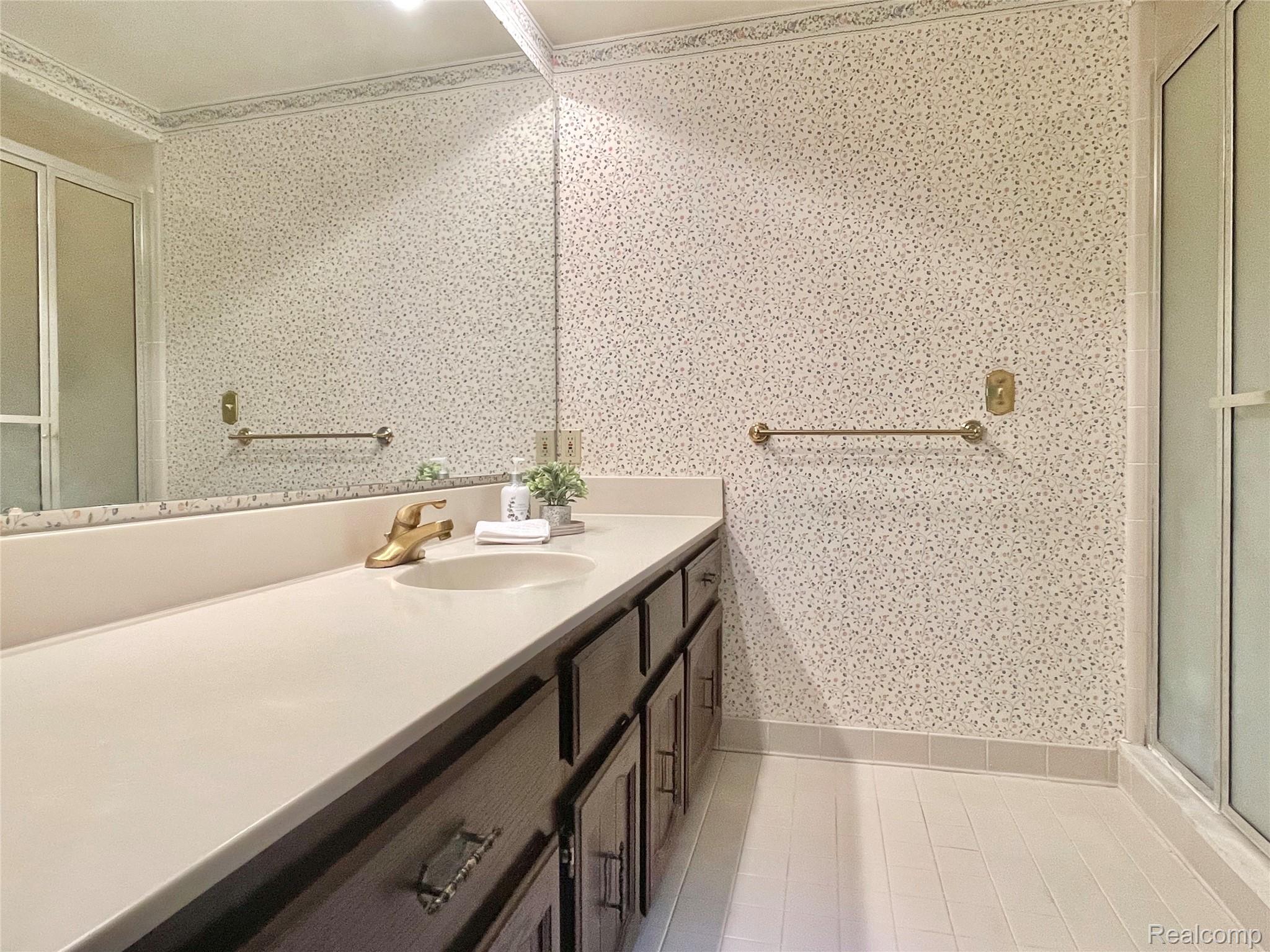 Oakland Charter Township, Michigan 48306, United States, 5 Bedrooms Bedrooms, ,3 BathroomsBathrooms,Residential,Active,226169