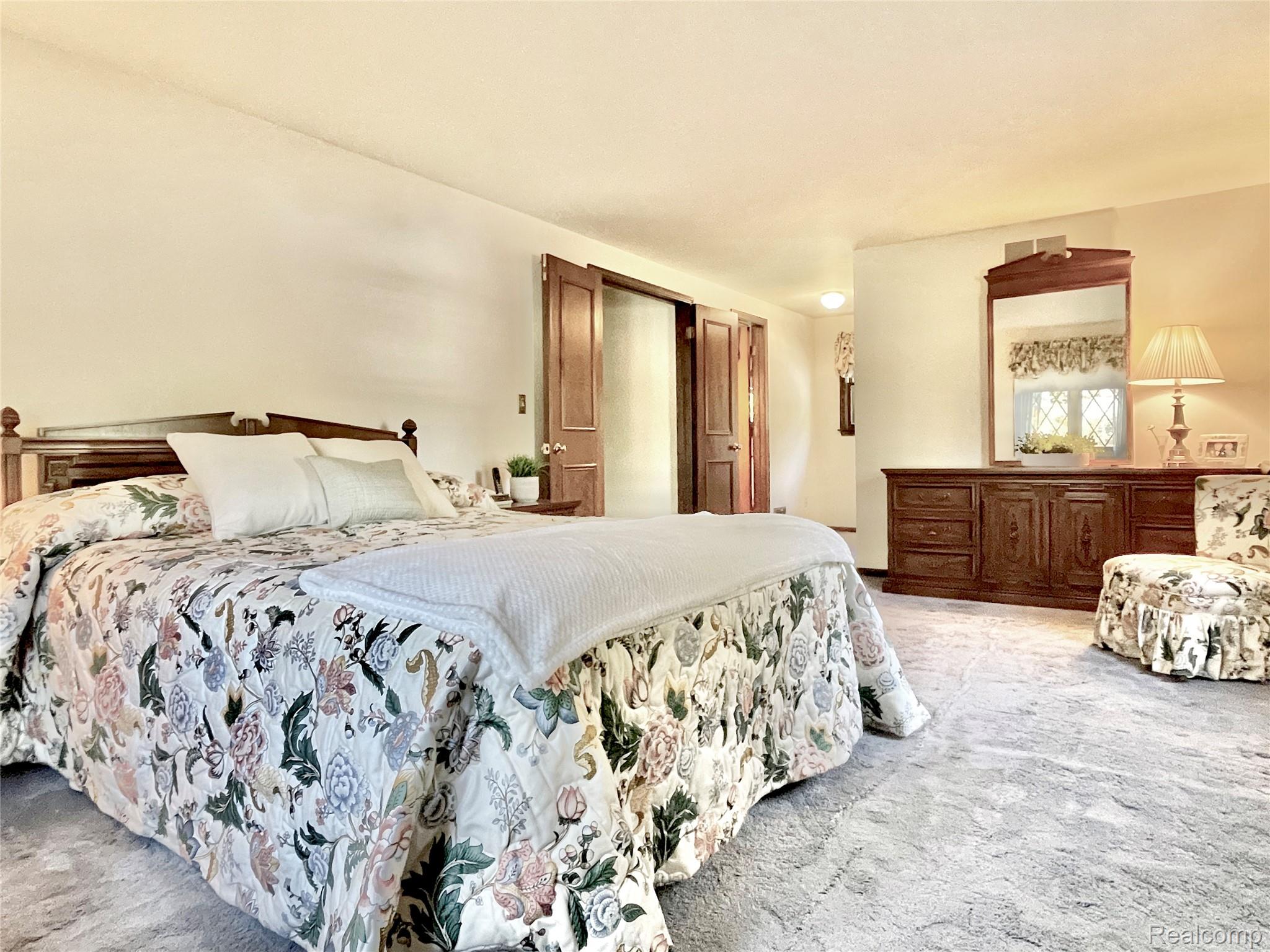 Oakland Charter Township, Michigan 48306, United States, 5 Bedrooms Bedrooms, ,3 BathroomsBathrooms,Residential,Active,226169