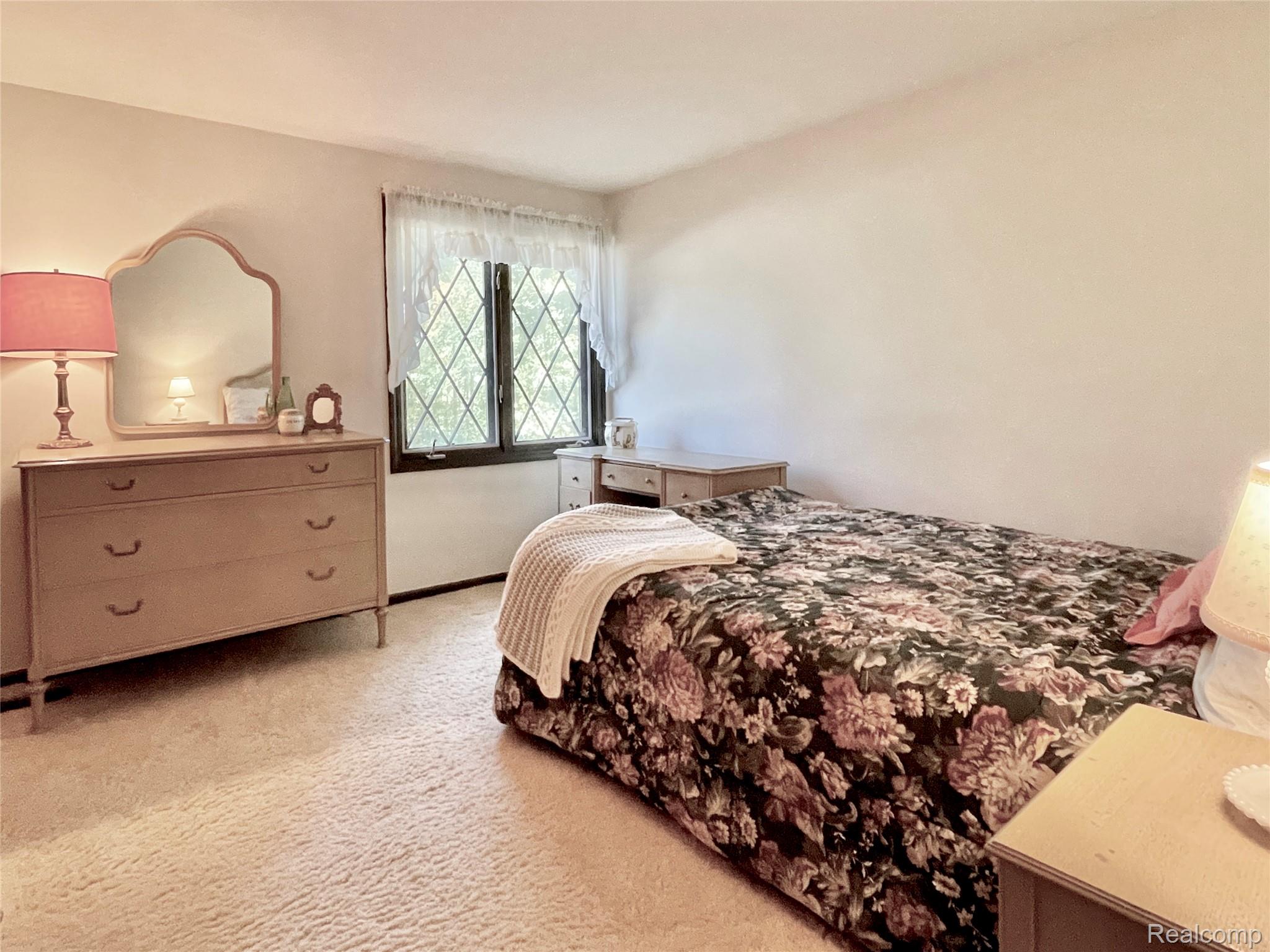 Oakland Charter Township, Michigan 48306, United States, 5 Bedrooms Bedrooms, ,3 BathroomsBathrooms,Residential,Active,226169