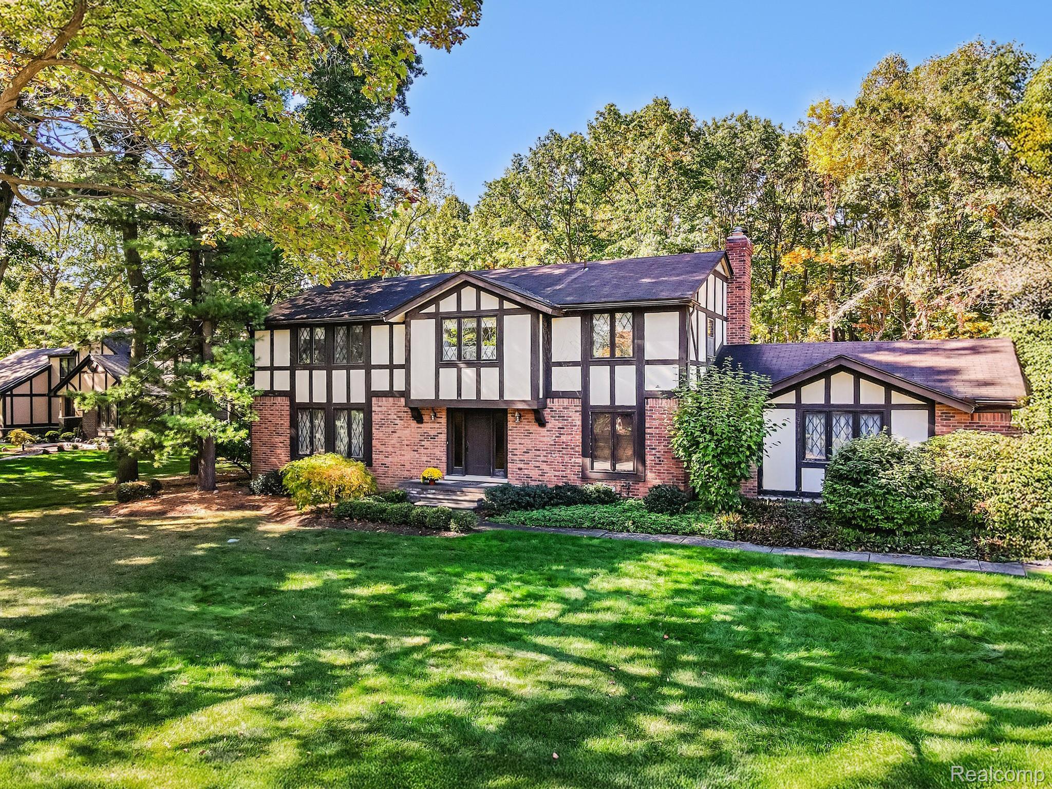 Oakland Charter Township, Michigan 48306, United States, 5 Bedrooms Bedrooms, ,3 BathroomsBathrooms,Residential,Active,226169