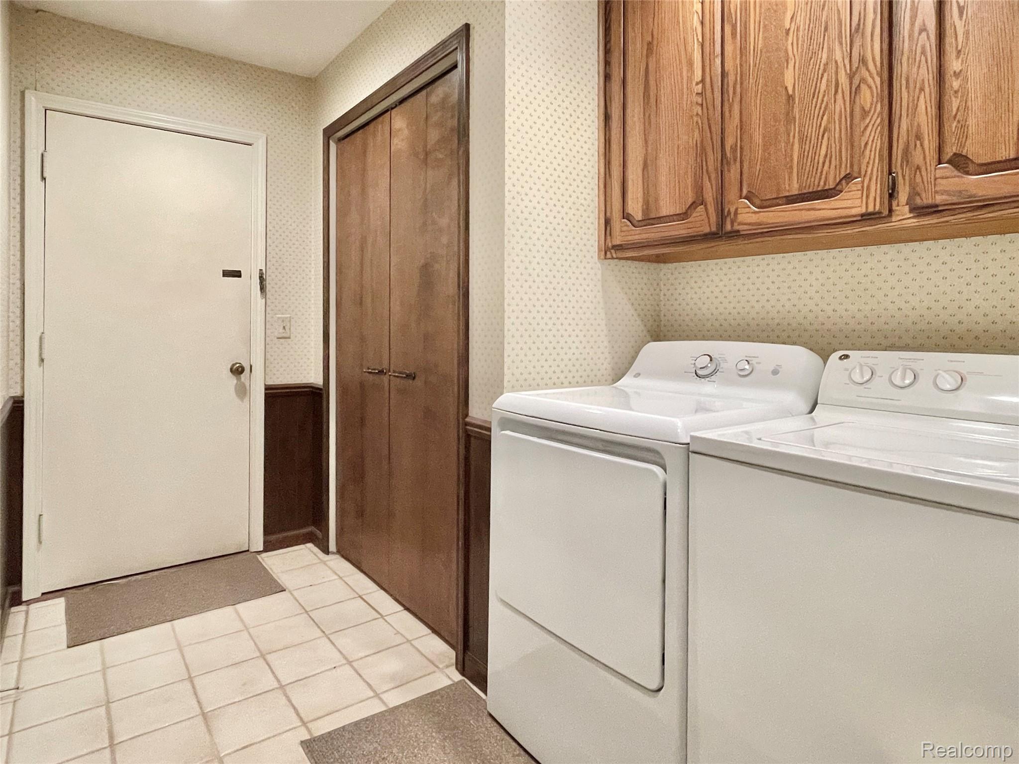 Oakland Charter Township, Michigan 48306, United States, 5 Bedrooms Bedrooms, ,3 BathroomsBathrooms,Residential,Active,226169