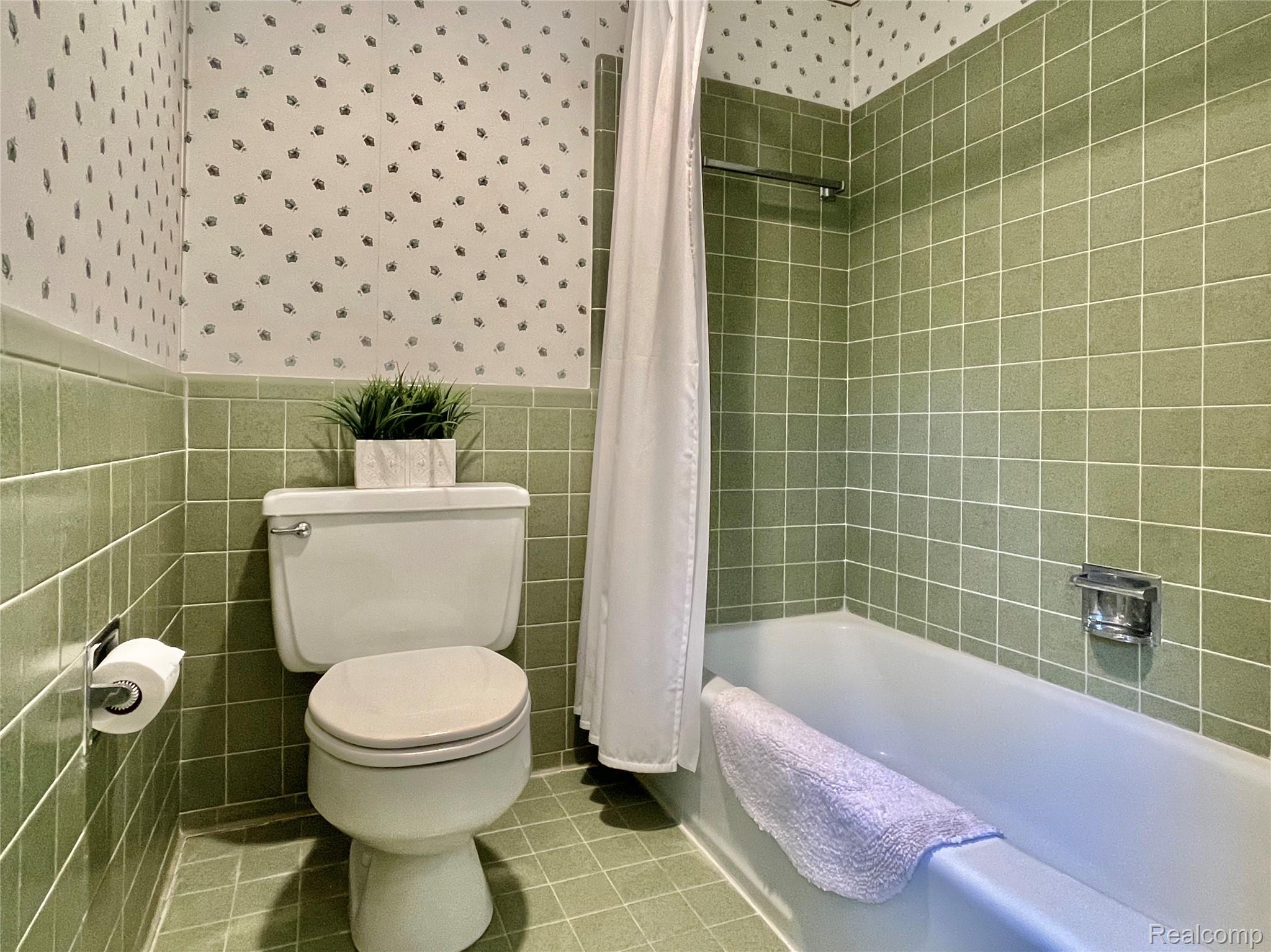 Oakland Charter Township, Michigan 48306, United States, 5 Bedrooms Bedrooms, ,3 BathroomsBathrooms,Residential,Active,226169