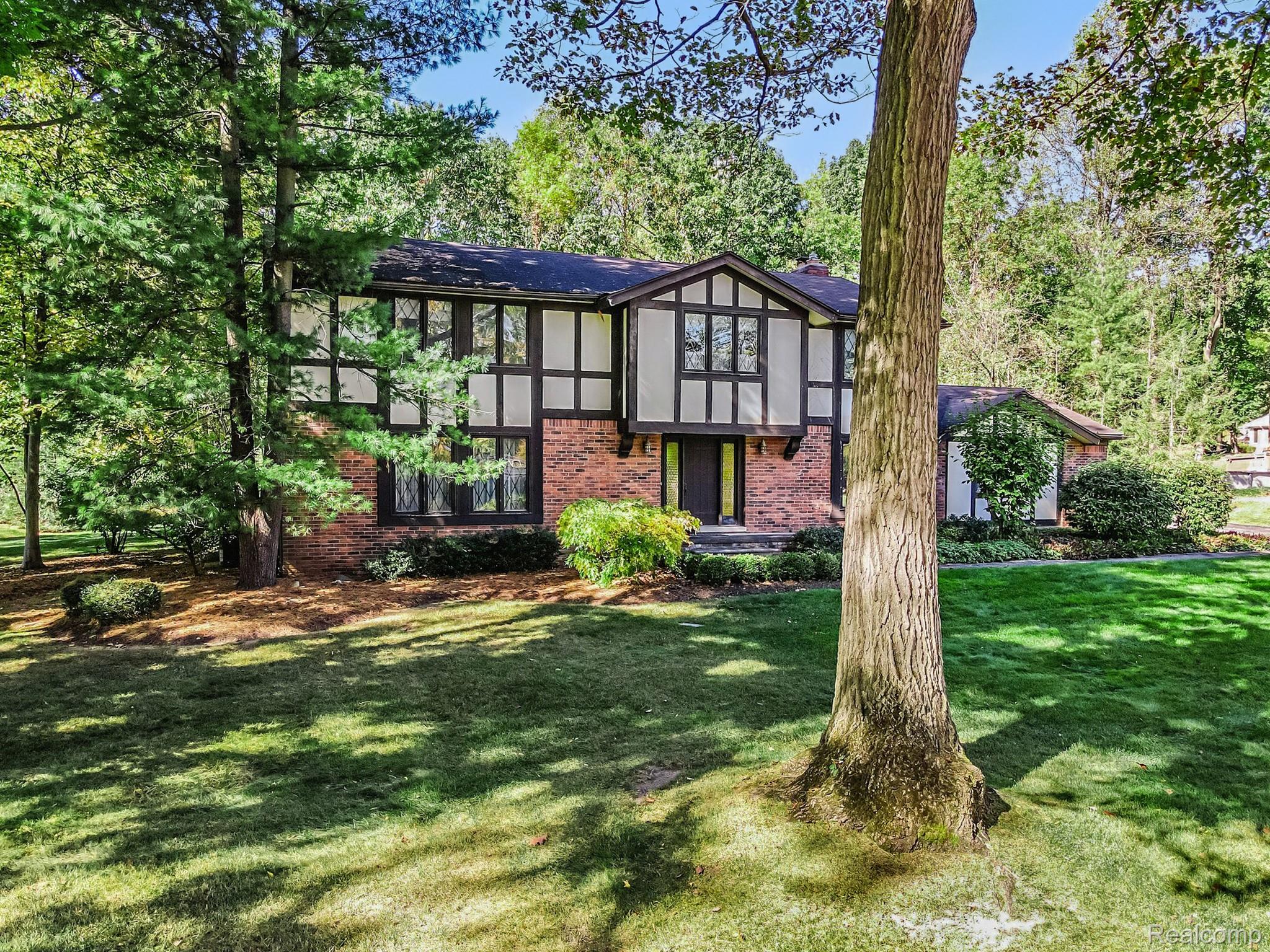 Oakland Charter Township, Michigan 48306, United States, 5 Bedrooms Bedrooms, ,3 BathroomsBathrooms,Residential,Active,226169