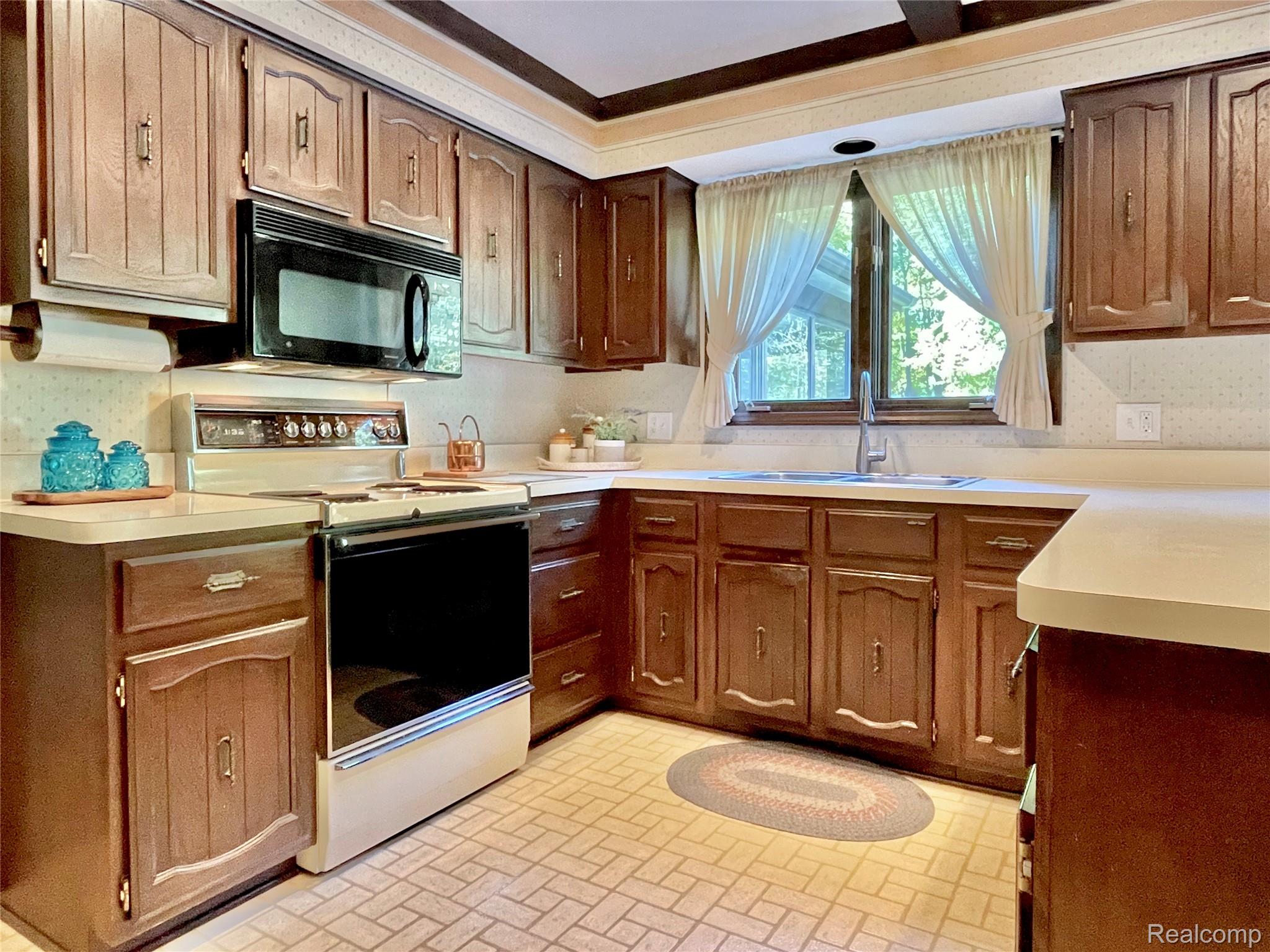 Oakland Charter Township, Michigan 48306, United States, 5 Bedrooms Bedrooms, ,3 BathroomsBathrooms,Residential,Active,226169