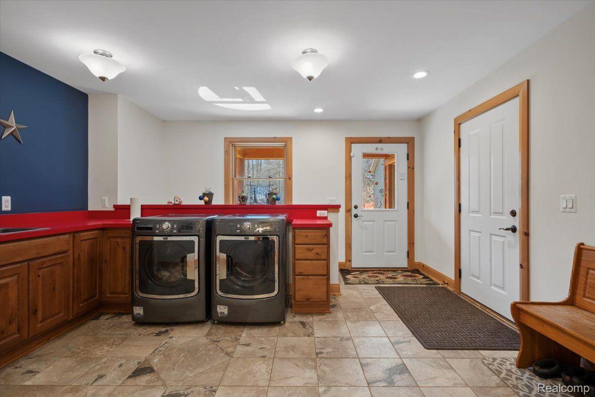 Groveland Township, Michigan 48462, United States, 5 Bedrooms Bedrooms, ,5 BathroomsBathrooms,Residential,Active,93544