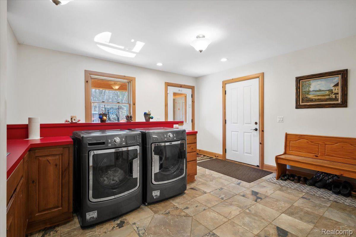 Groveland Township, Michigan 48462, United States, 5 Bedrooms Bedrooms, ,5 BathroomsBathrooms,Residential,Active,93544