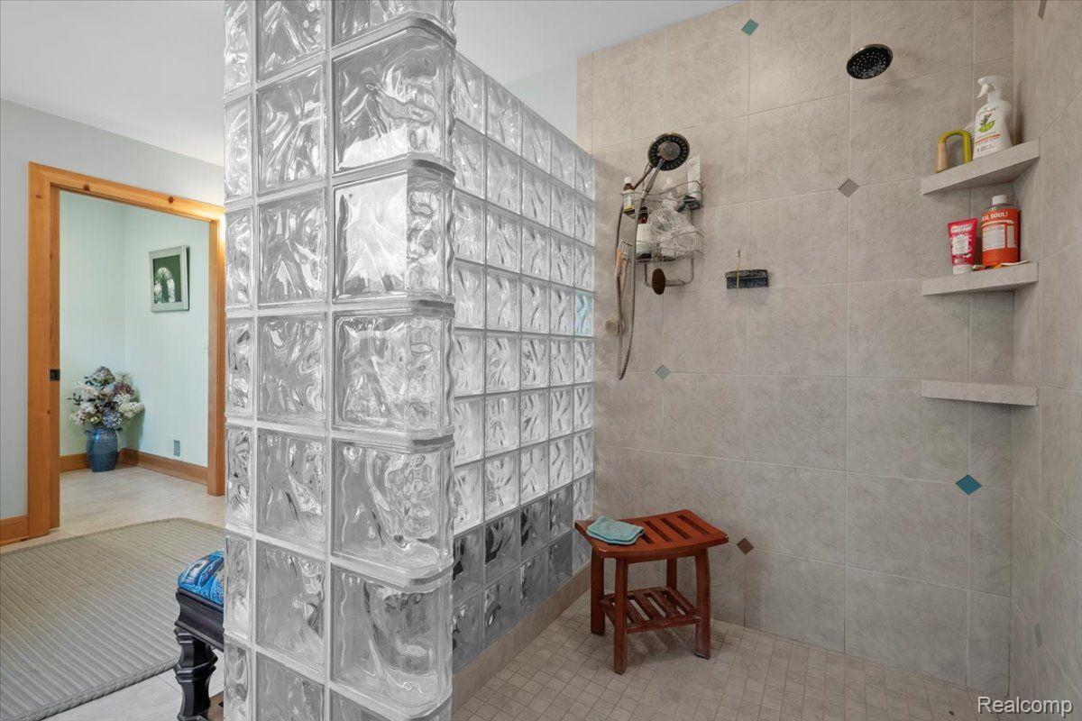 Groveland Township, Michigan 48462, United States, 5 Bedrooms Bedrooms, ,5 BathroomsBathrooms,Residential,Active,93544