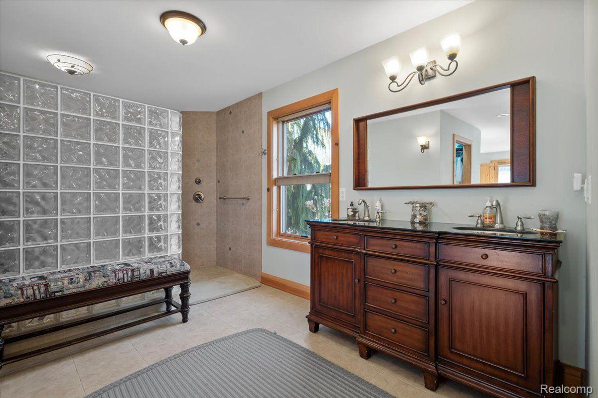 Groveland Township, Michigan 48462, United States, 5 Bedrooms Bedrooms, ,5 BathroomsBathrooms,Residential,Active,93544