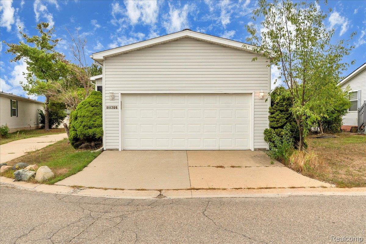 8209 Bloomsbury Circle