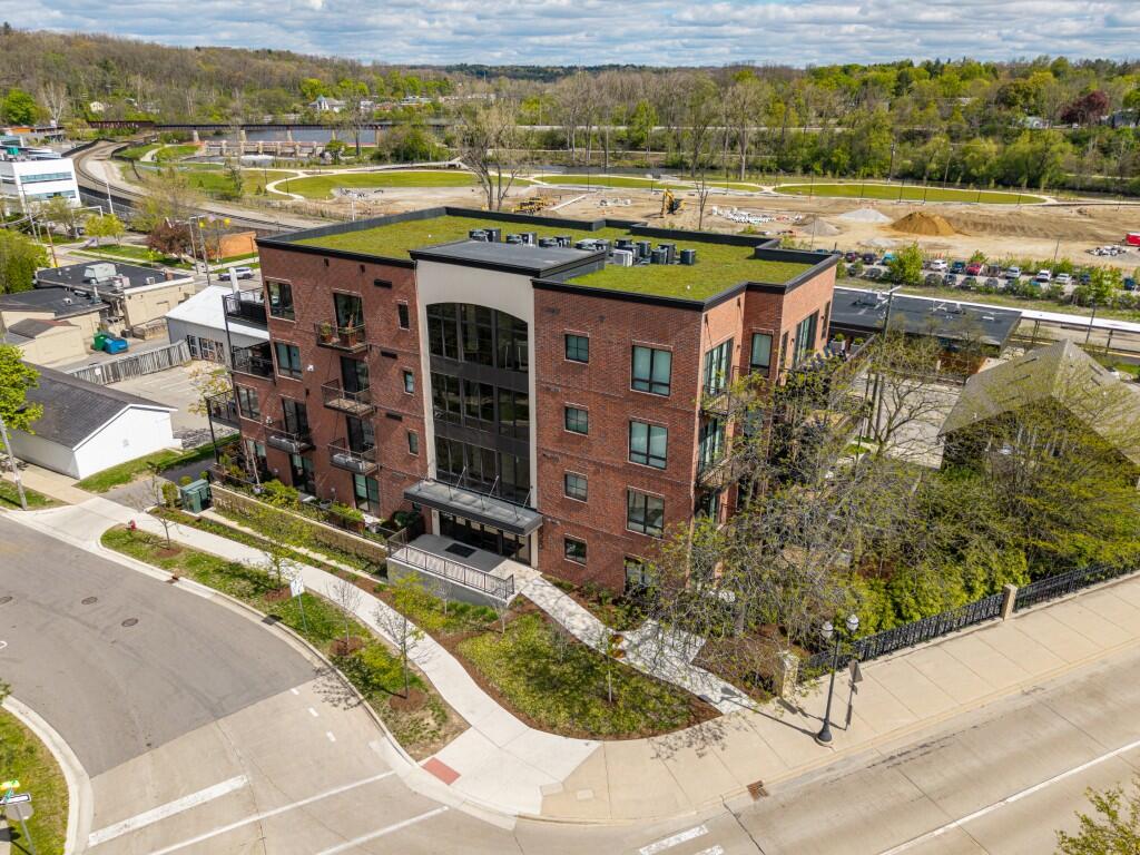 325 E Summit Street 101