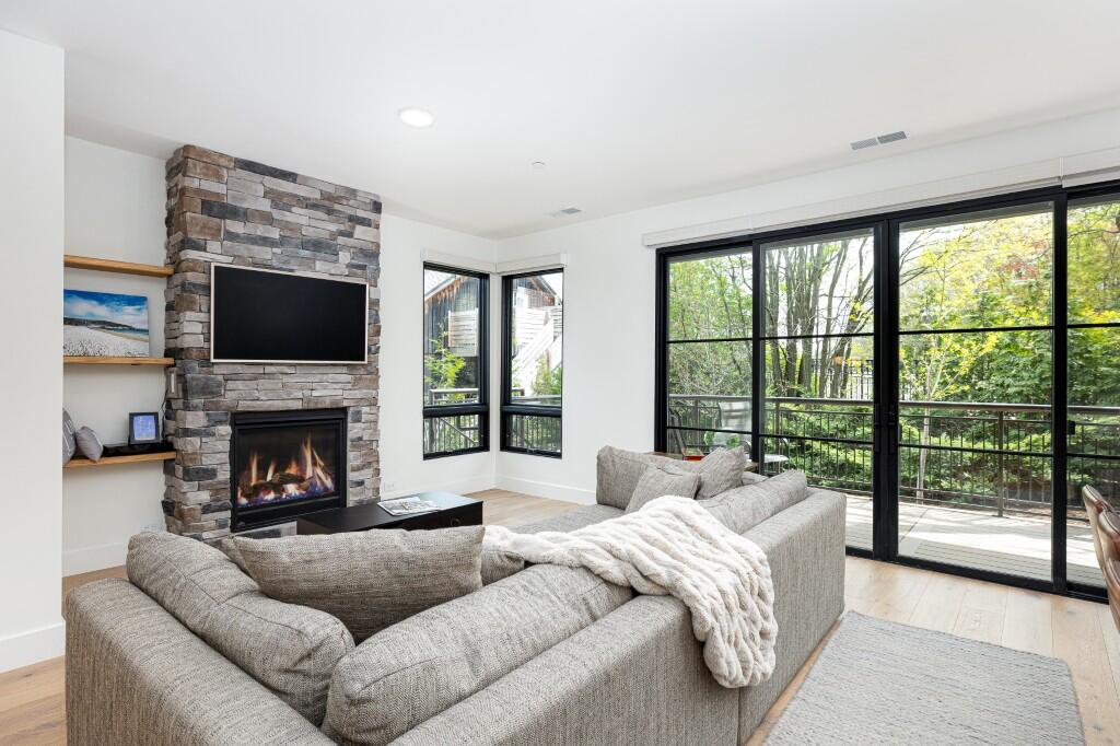 325 E Summit Street 101