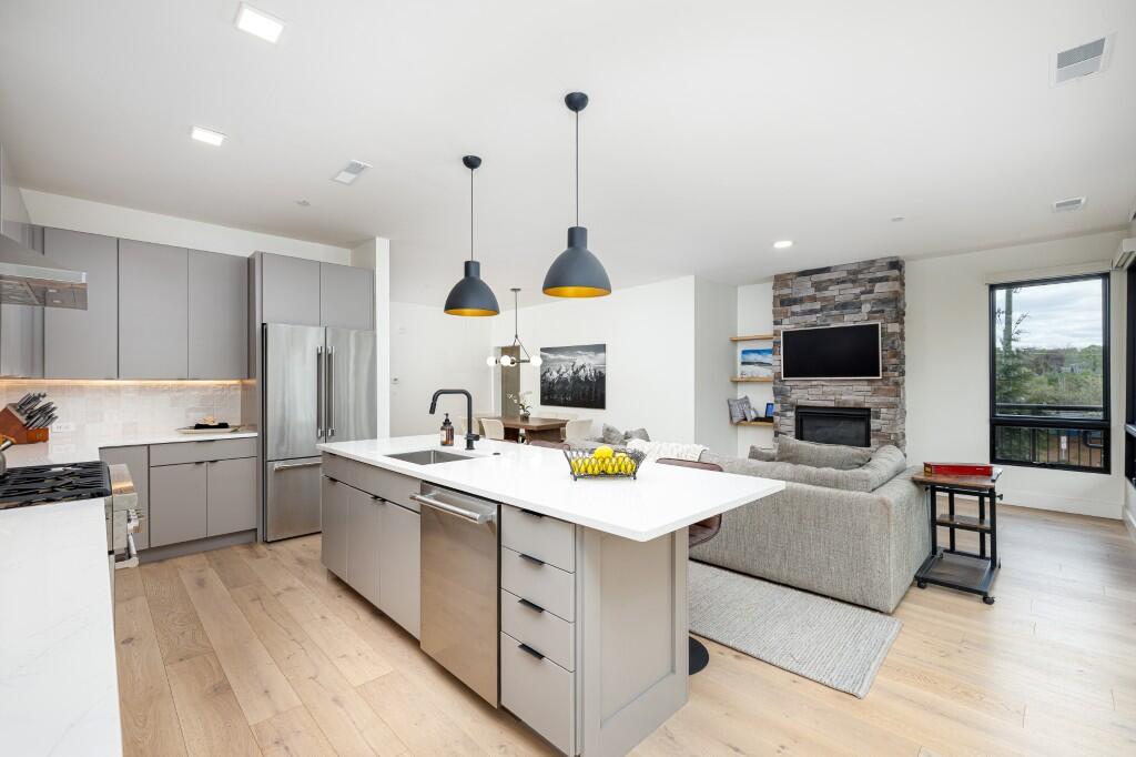 325 E Summit Street 101