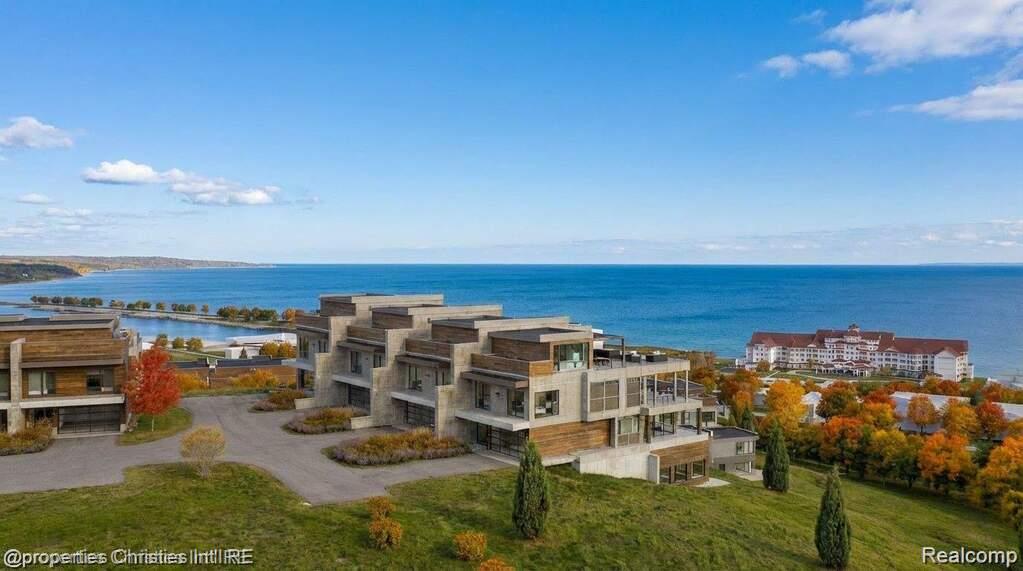 3575 Charlevoix Avenue 22