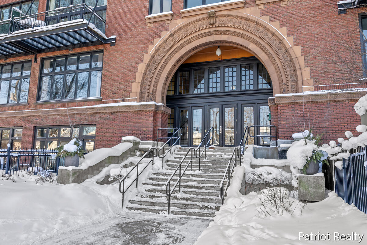 600 Broadway Avenue NW 204