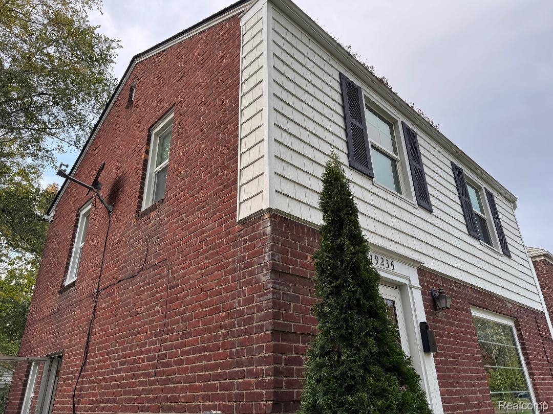 19235 RAYMOND Street