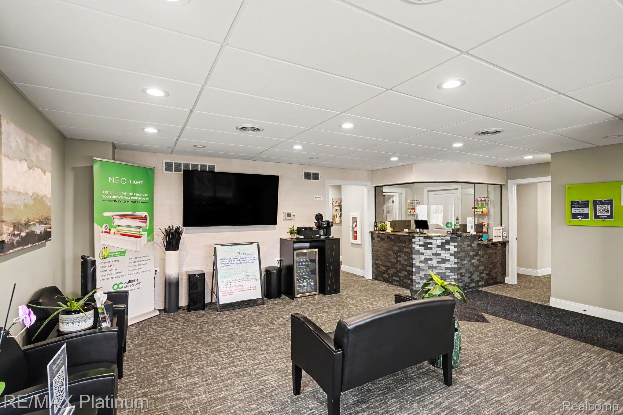 8082 W GRAND RIVER