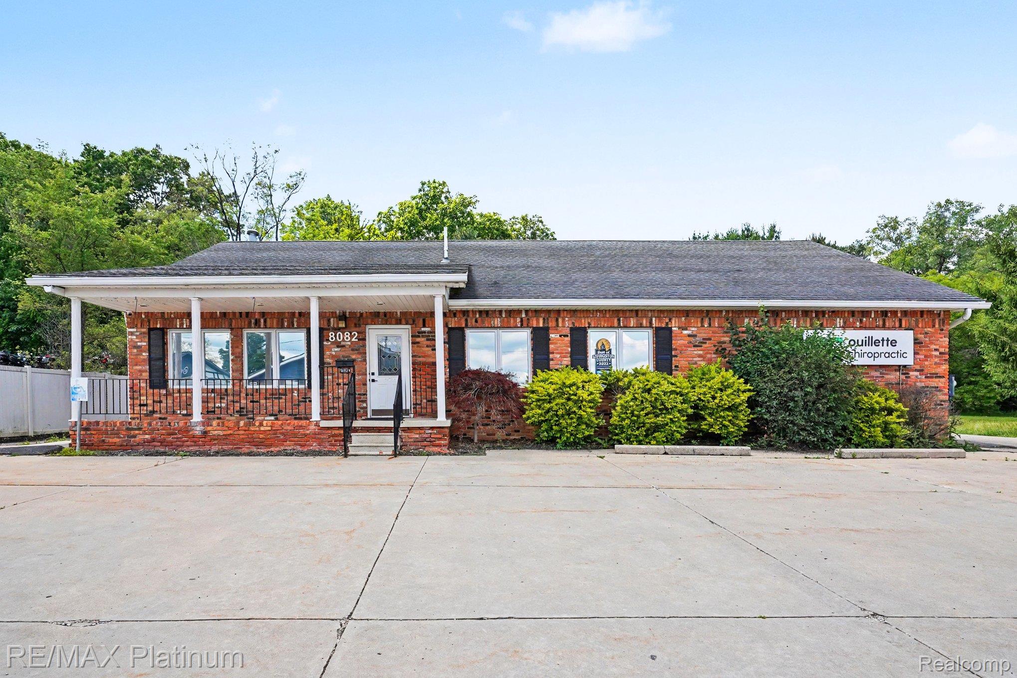 8082 W GRAND RIVER