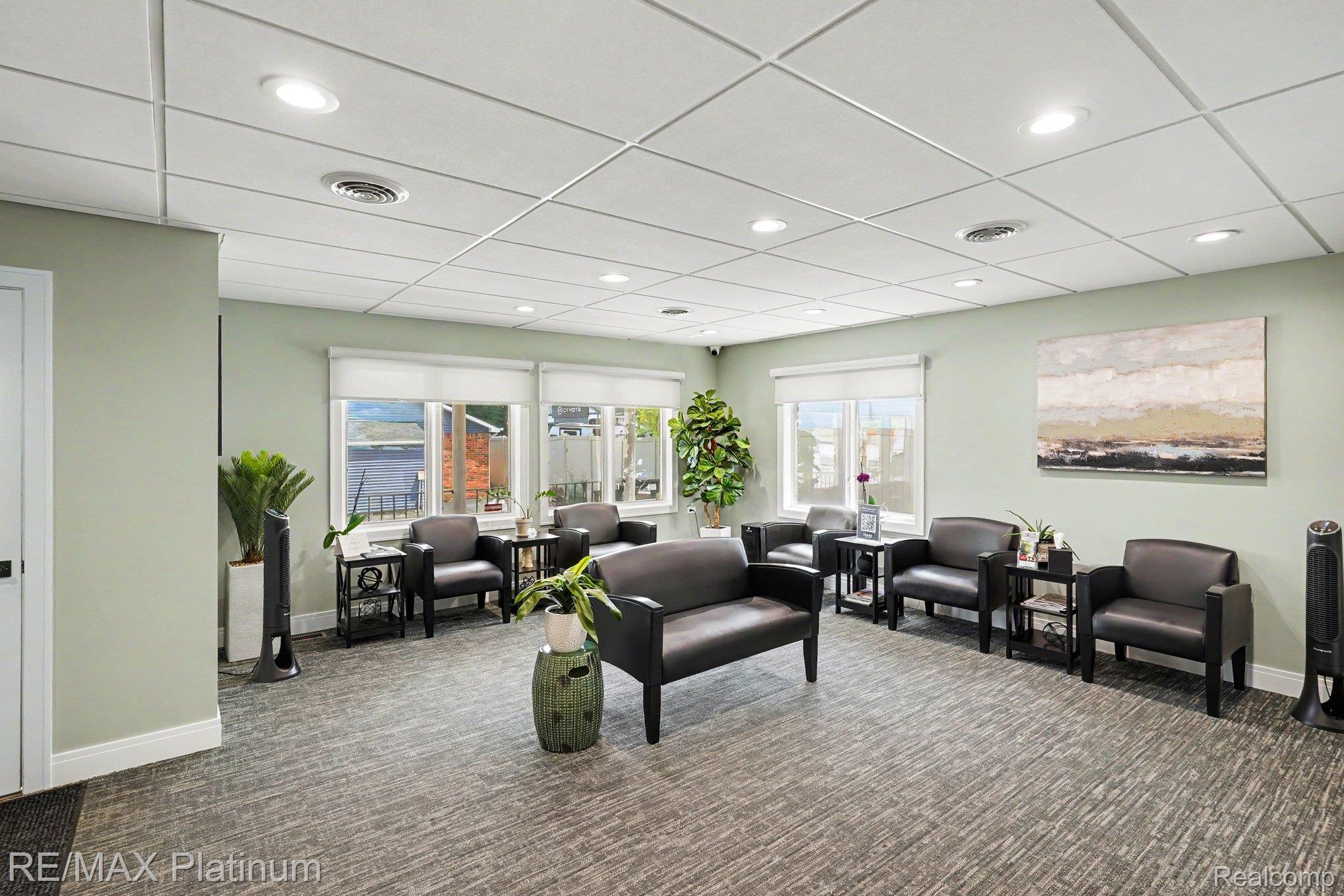 8082 W GRAND RIVER