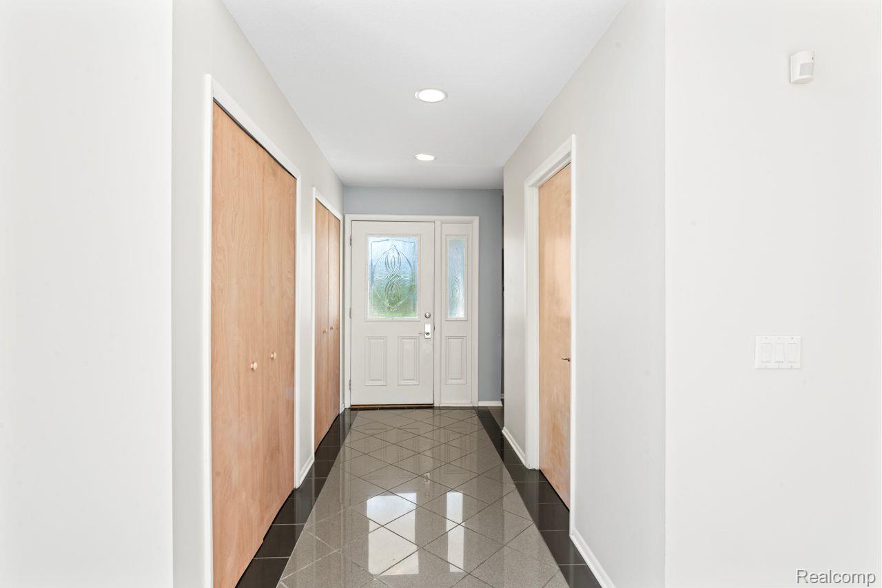 2076 S Long Lake Road