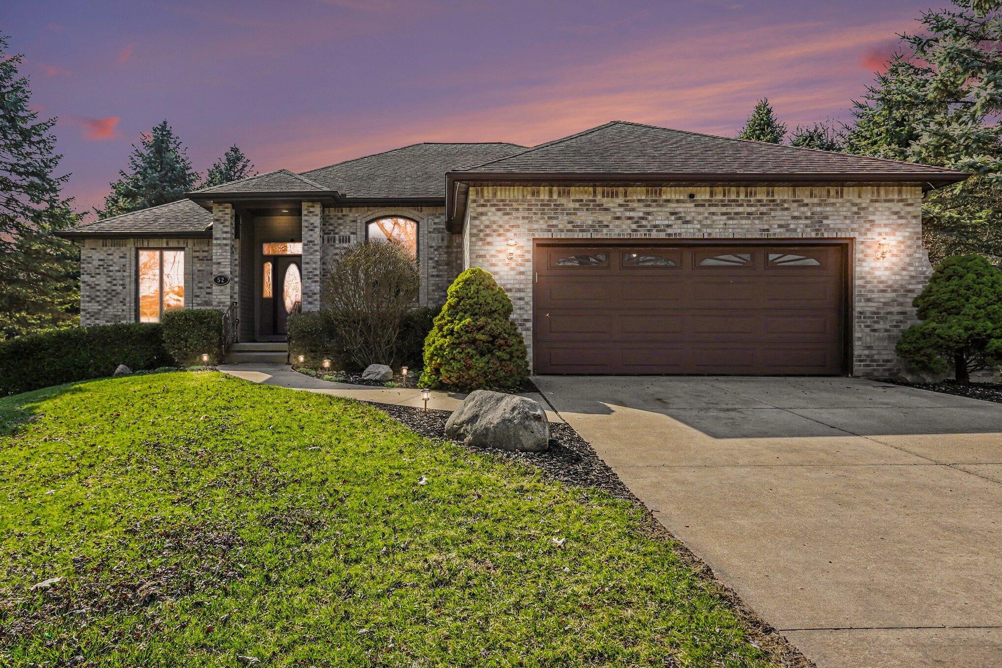 52 E Acacia Boulevard