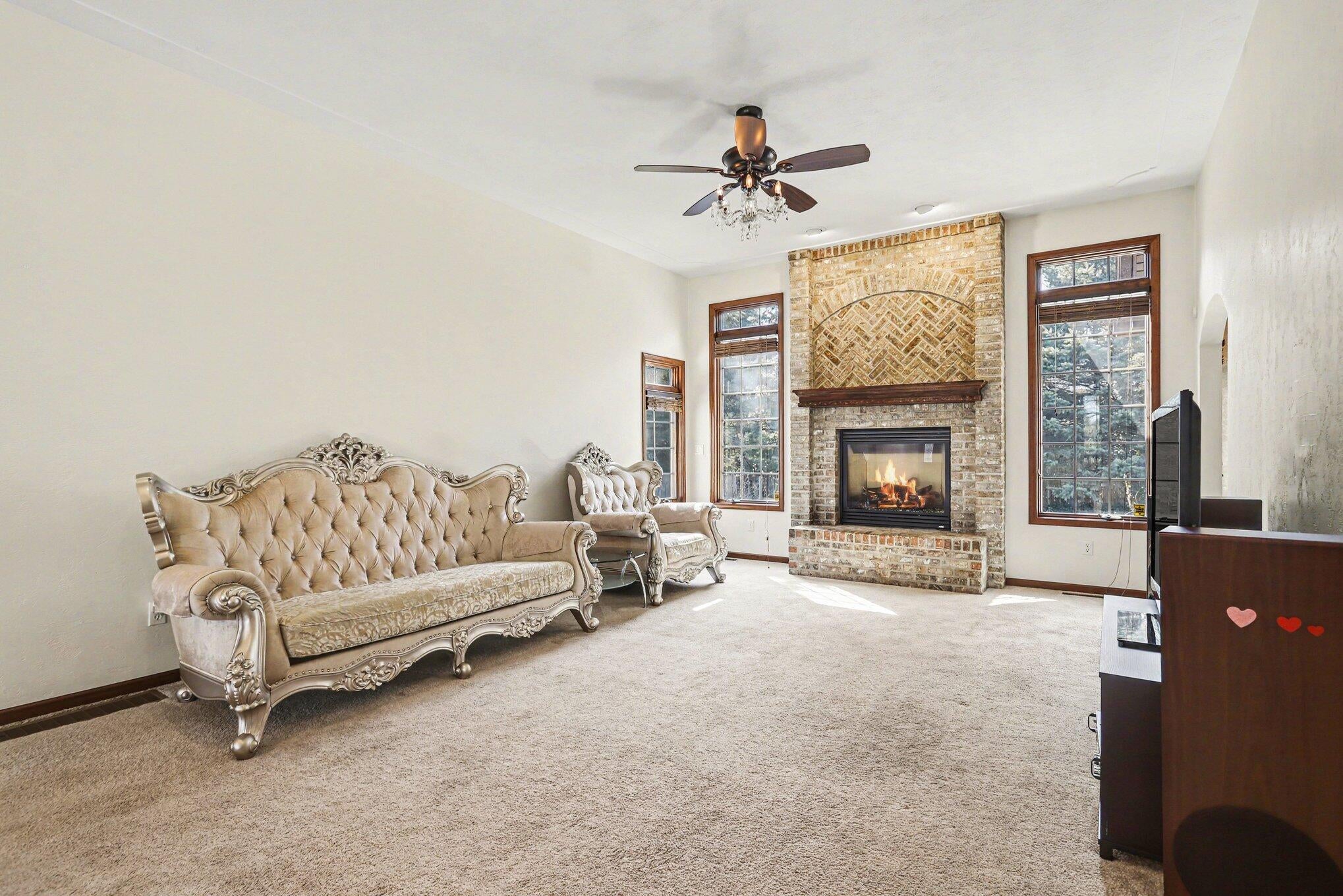 52 E Acacia Boulevard